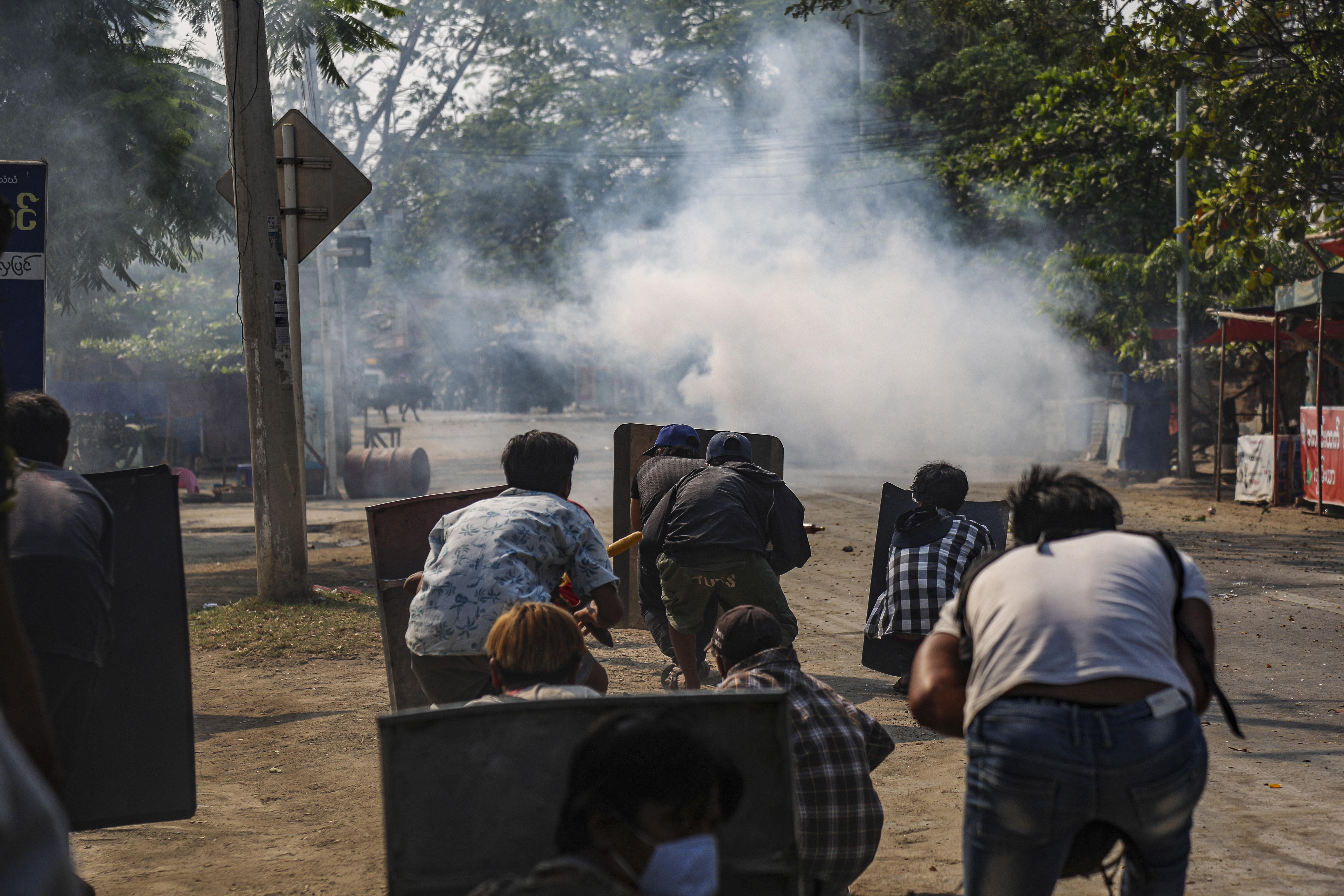 Al menos tres personas murieron, una de ellas de 21 años, durante una noche violenta por manifestaciones en Birmania. (Foto Prensa Libre: EFE)