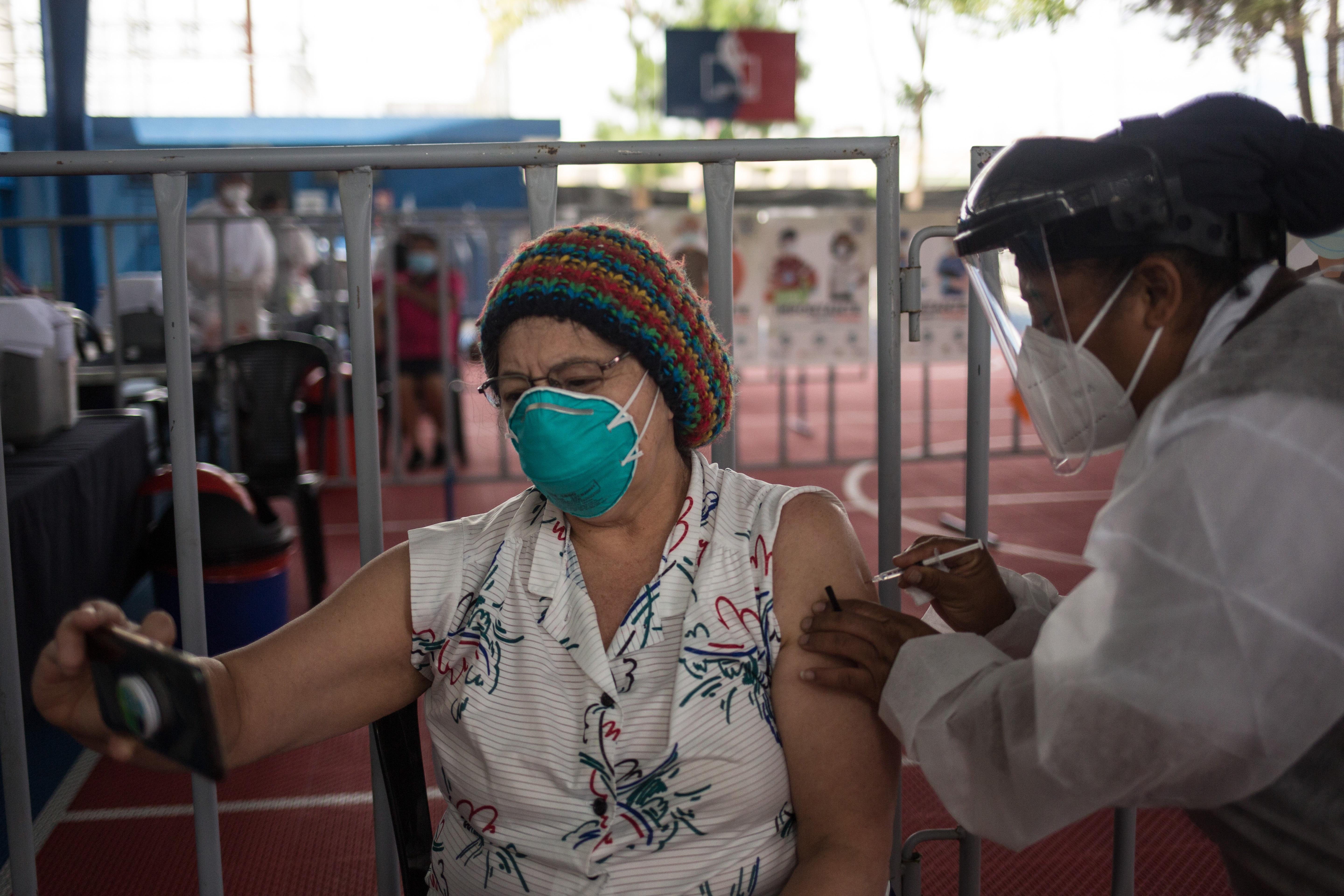Guatemala aún vacuna a personas de la primera línea de batalla al covid-19, proceso que inició el 25 de febrero. (Foto: Hemeroteca PL)