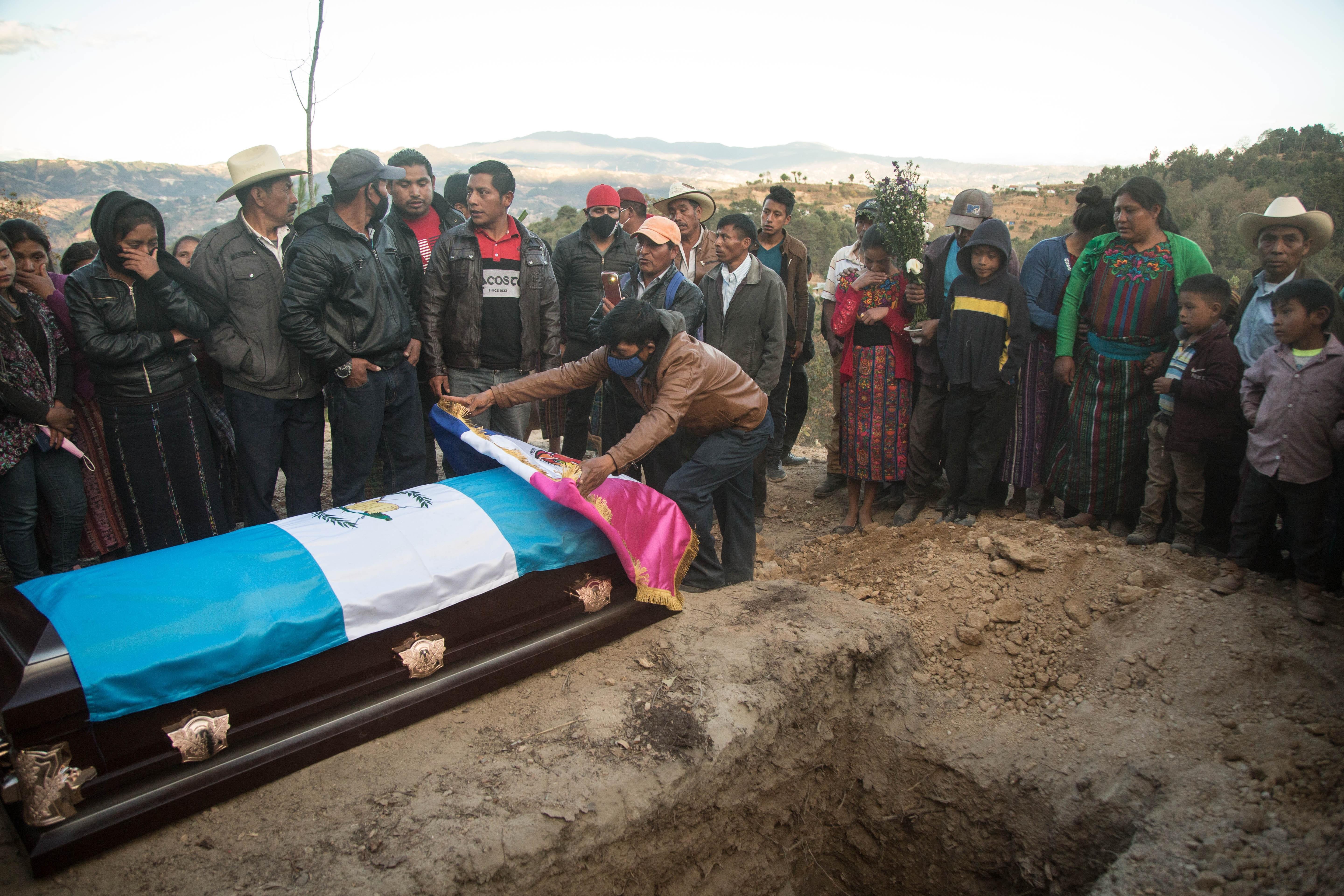 ACOMPAÑA CRÓNICA: MÉXICO VIOLENCIA - AME2301. COMITANCILLO (GUATEMALA), 13/03/2021.- Familiares y amigos de Elfego Miranda acompañan el ataúd durante su entierro en el cementerio de San Francisco, en Comitancillo (Guatemala). Hace siete semanas los familiares de 16 guatemaltecos migrantes originarios del municipio de Comitancillo, al oeste de Guatemala, recibieron llamadas y mensajes que les alertaba sobre un accidente de automóvil en la zona fronteriza de México con Estados Unidos. El supuesto accidente que les reportaron entonces los coyotes se trataba en realidad de una masacre en el poblado de Santa Anita, municipio de Camargo, donde 19 personas fueron baleadas y calcinadas. Solo tres de los muertos no eran guatemaltecos. EFE/ Esteban Biba