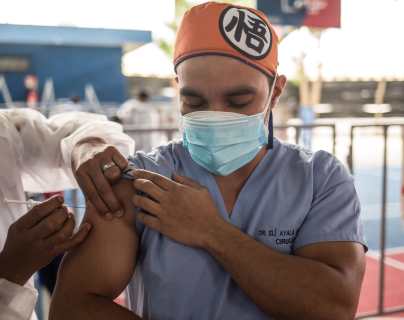 Salud iniciará segunda fase de vacunación sin haber terminado de inmunizar a personal de primera línea