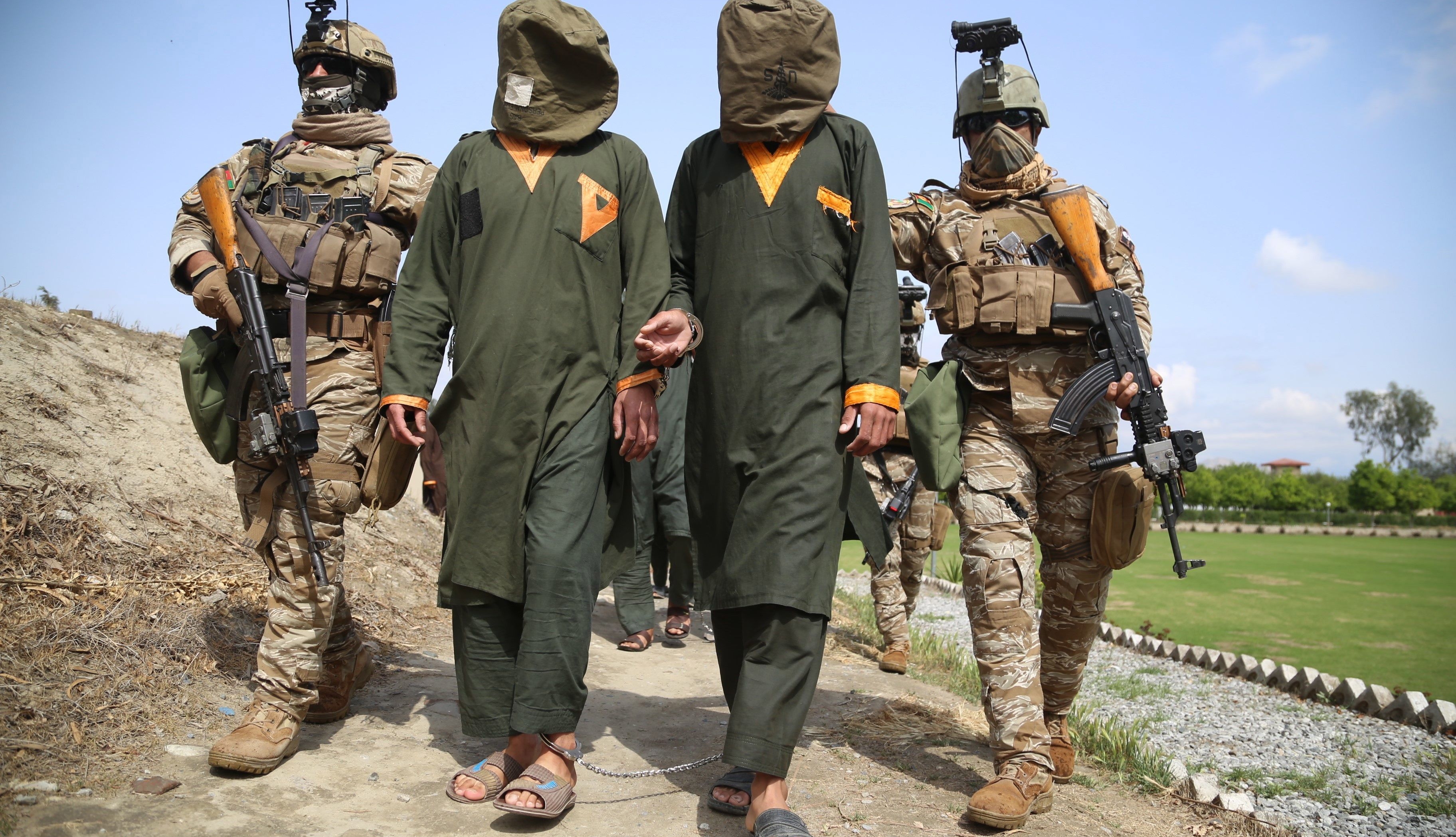 Fuerzas militares arrestan a miembros del Estado Islámico. (Foto Prensa Libre: EFE)