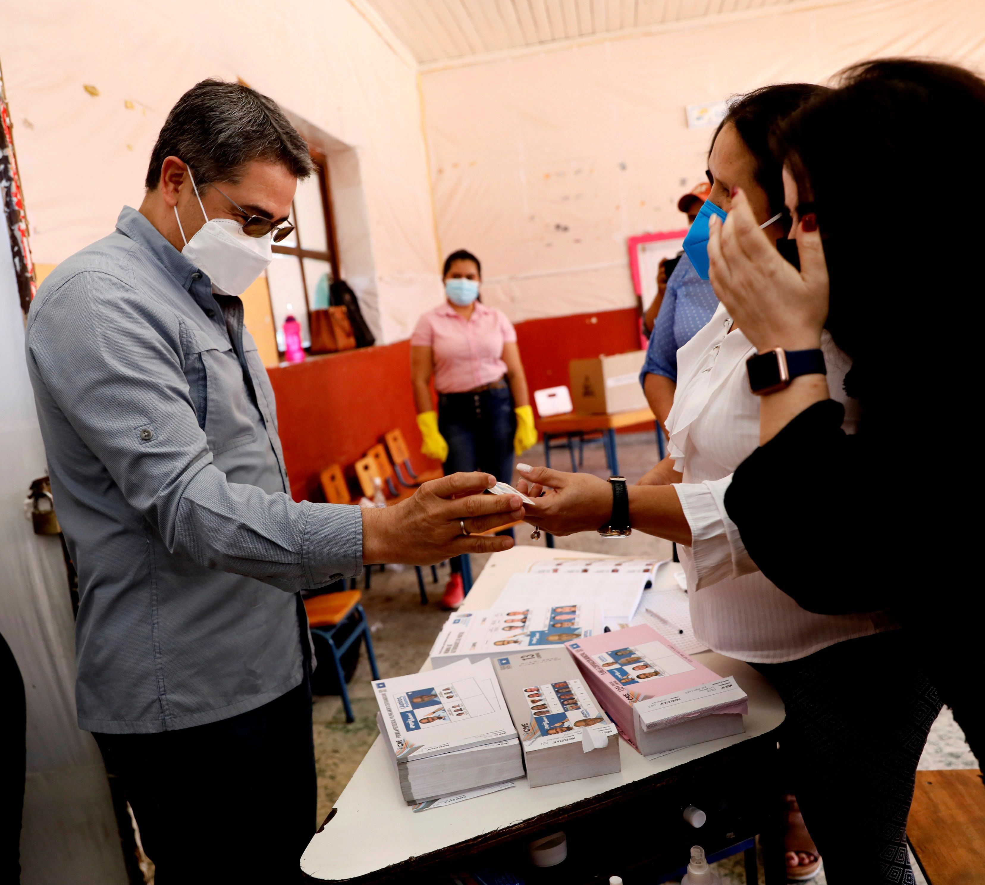  El presidente de Honduras, Juan Orlando Hernández, vota durante las elecciones primarias. (Foto: EFE/Presidencia de Honduras)