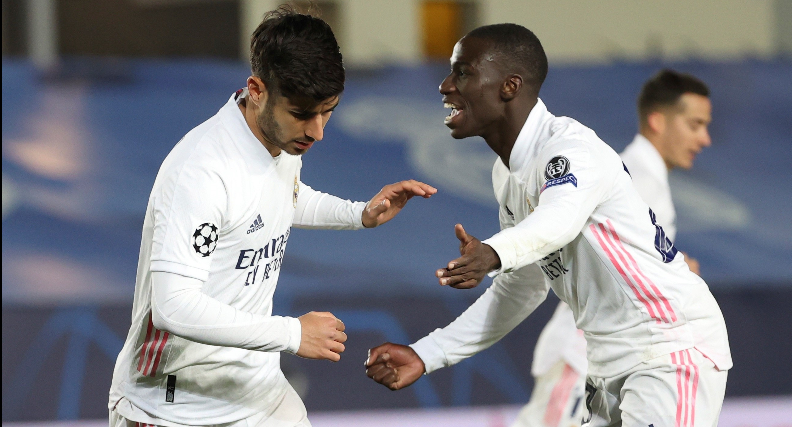 El delantero del Real Madrid Marco Asensio (i) celebra junto a Ferland Mendy su gol, tercero del equipo ante el Atalanta. (Foto Prensa Libre: EFE)