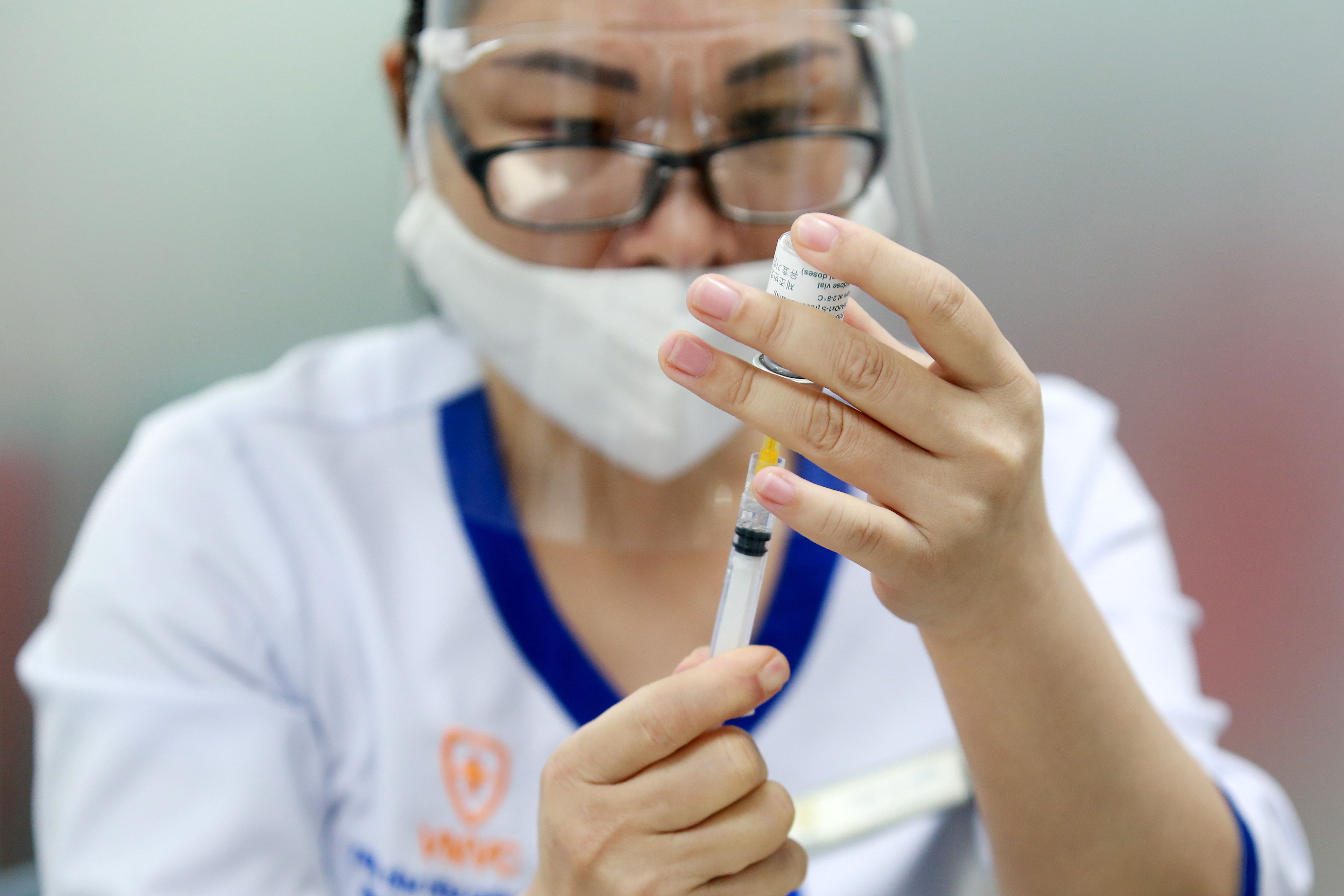 Algunos países europeos han suspendido el uso de la vacuna de AstraZeneca por sospechas de efectos secundarios como coágulos de sangre, que fueron desmentidos por la EMA. (Foto Prensa Libre: EFE)