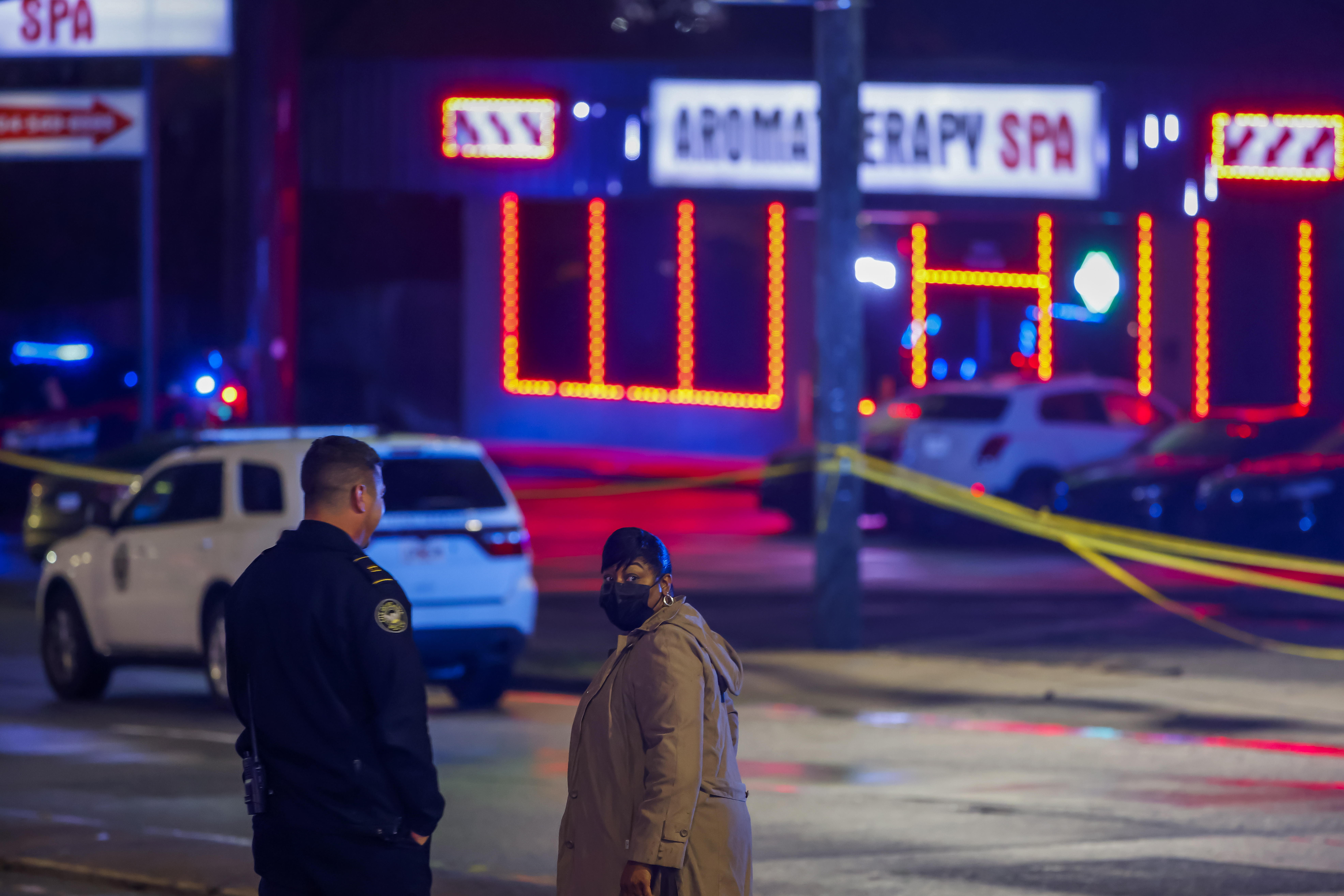 La Policía de Atlanta investiga una de las escenas del crimen en los salones de masaje en esa ciudad que dejaron 8 muertes. (Foto Prensa Libre: EFE)
