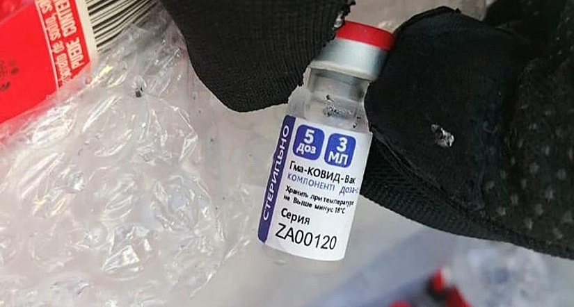 Una dosis de vacuna contra el covid-19 falsa que fue decomisada el pasado 17 de marzo en el aeropuerto de Campeche, México.  (Foto Prensa Libre: EFE/SAT)