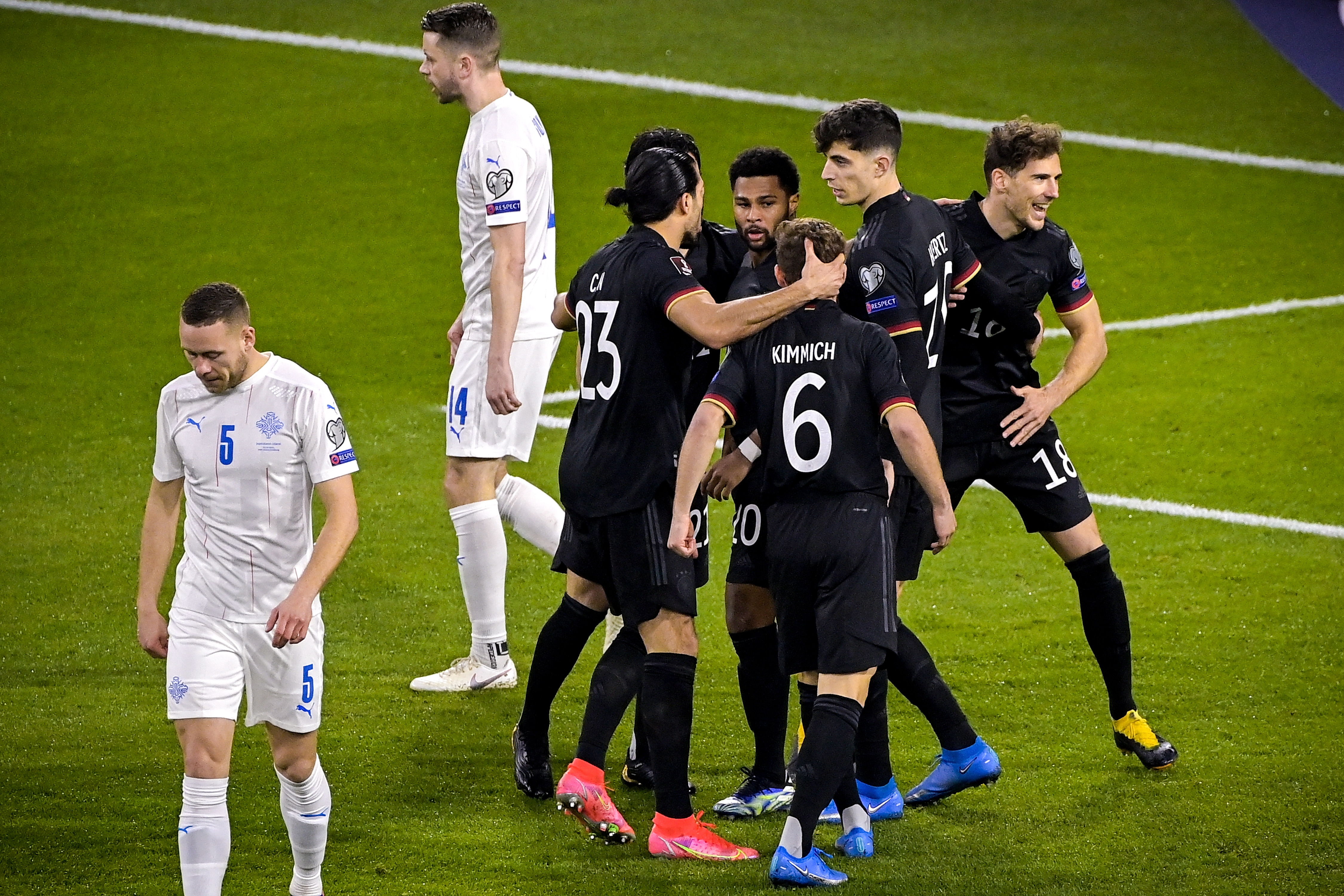 Leon Goretzka celebra con sus compañeros después de anotar frente a Islandia. (Foto Prensa Libre: EFE) 
