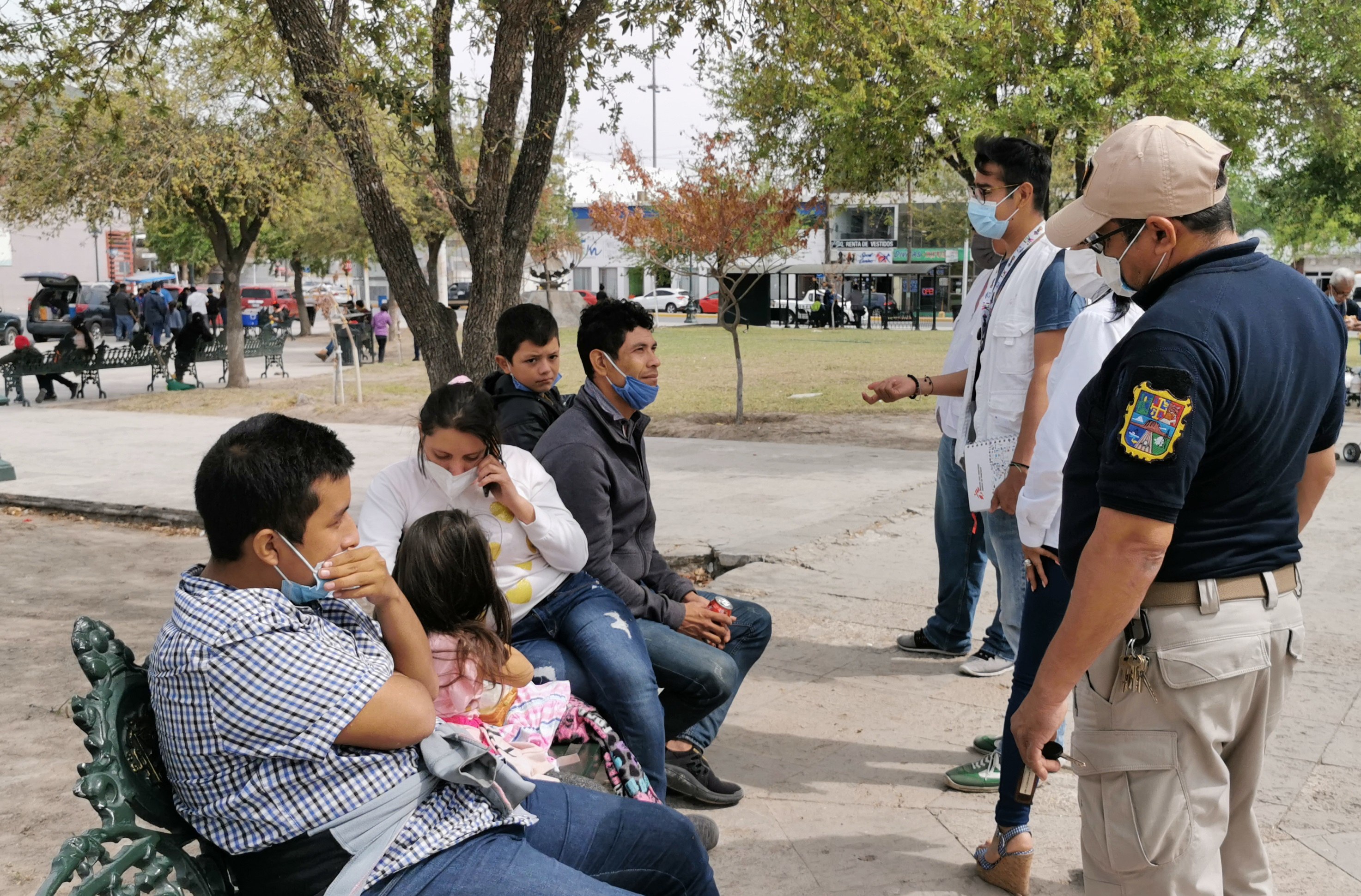 MEX8263. REYNOSA (MÉXICO), 26/03/2021.- Migrantes centroamericanos deportados hablan con autoridades mientras permanecen instalados en una plaza pública hoy, en Reynosa, estado de Tamaulipas (México). Alrededor de 200 migrantes centroamericanos que fueron deportados por Estados Unidos pasan estos días hacinados en una plaza pública del municipio fronterizo de Reynosa, en el estado mexicano de Tamaulipas, un reflejo de la reciente ola migratoria que azota la región. EFE/ Martín Juárez