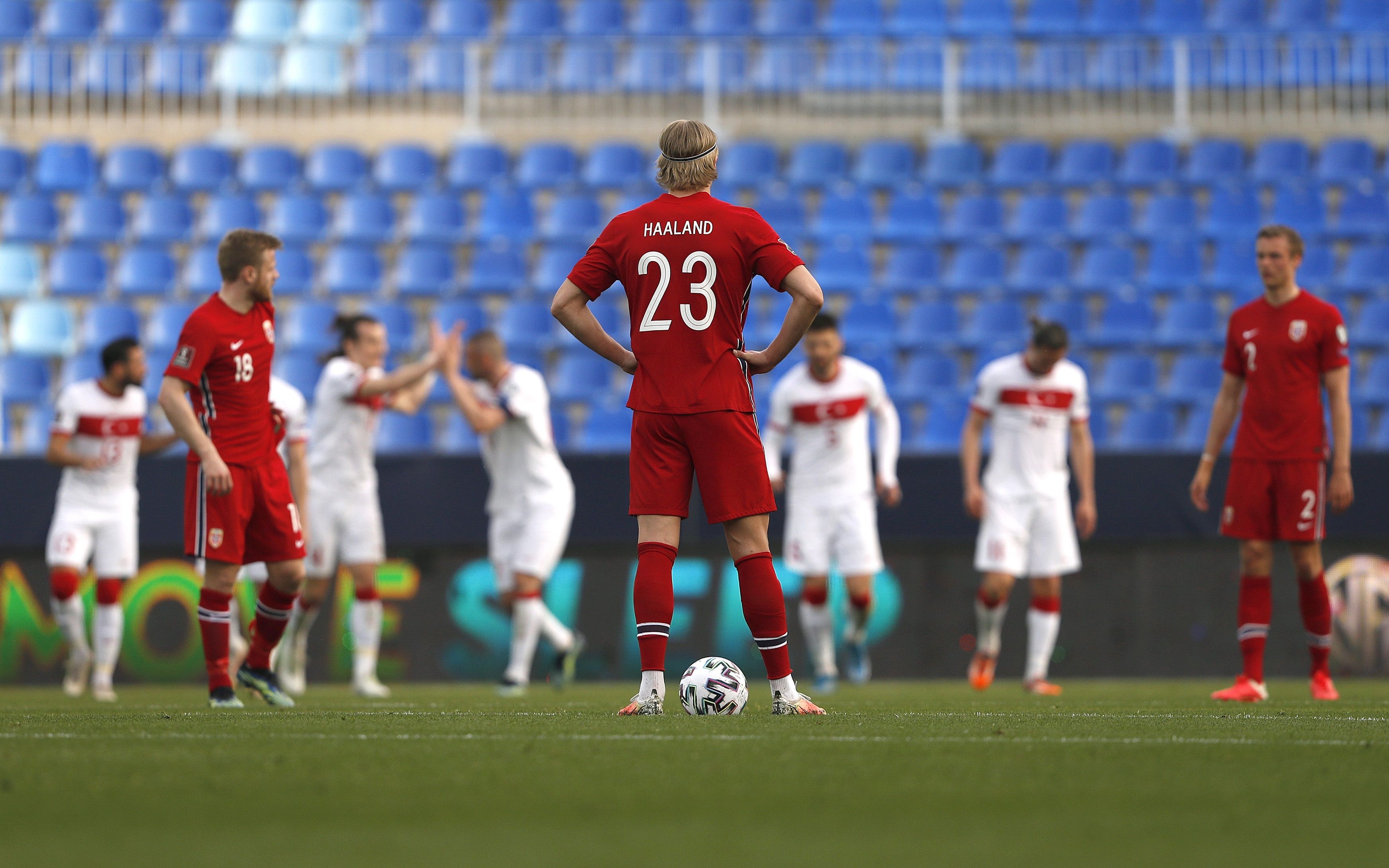 El delantero de la selección de Noruega Erling Haaland se dispone a sacar desde el centro del campo, tras el segundo gol de Turquía, durante el partido clasificatorio para el Mundial de 2022 que las selecciones de Noruega y Turquía disputan esta tarde en el estadio de la Rosaleda en Málaga. (Foto Prensa Libre: EFE)