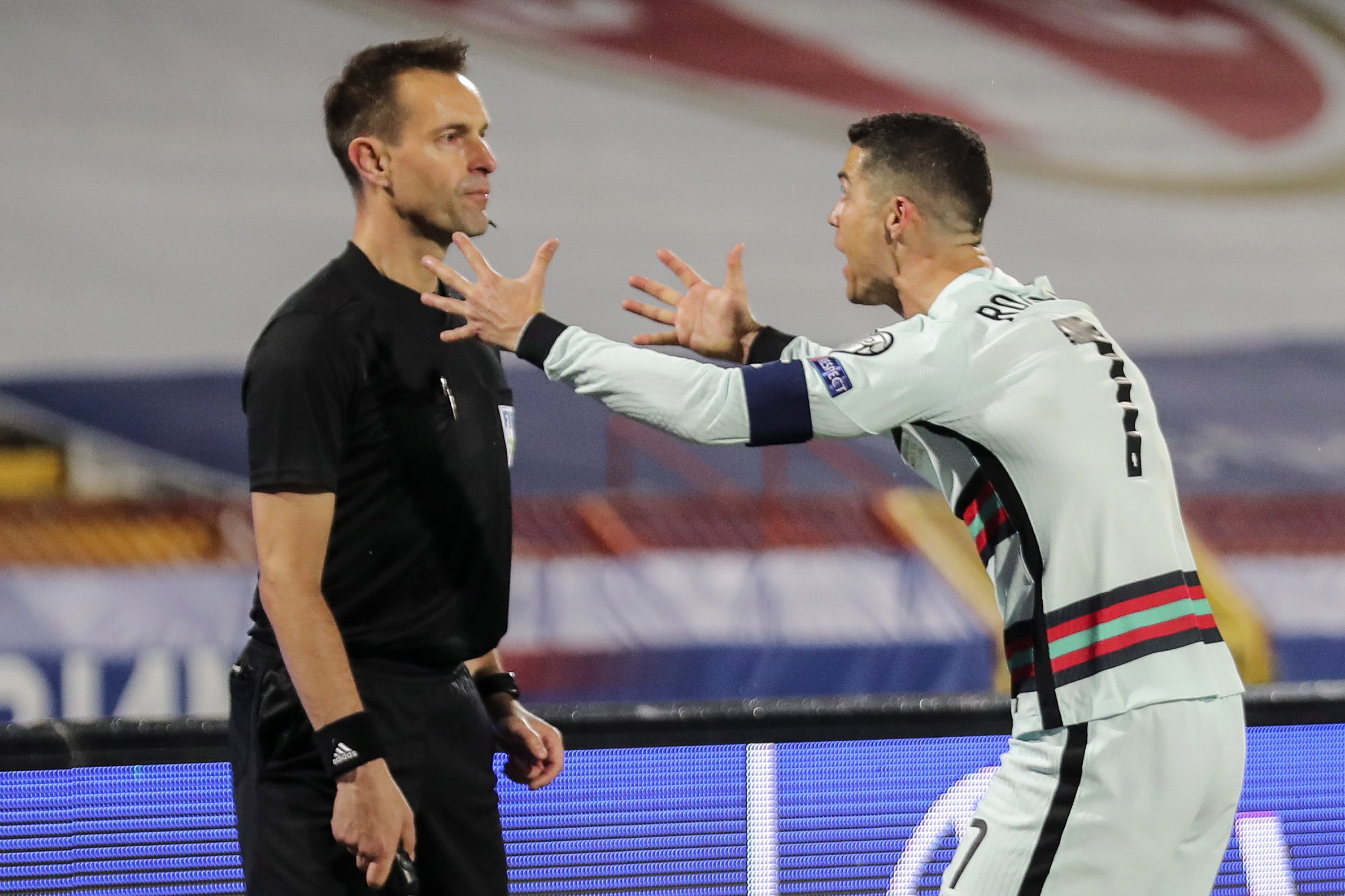 Cristiano Ronaldo  le reclama a los árbitros después de que no se convalidara lo que hubiera sido el tercer gol de Portugal. (Foto Prensa Libre: EFE).