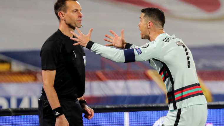 Cristiano Ronaldo  le reclama a los árbitros después de que no se convalidara lo que hubiera sido el tercer gol de Portugal. (Foto Prensa Libre: EFE).