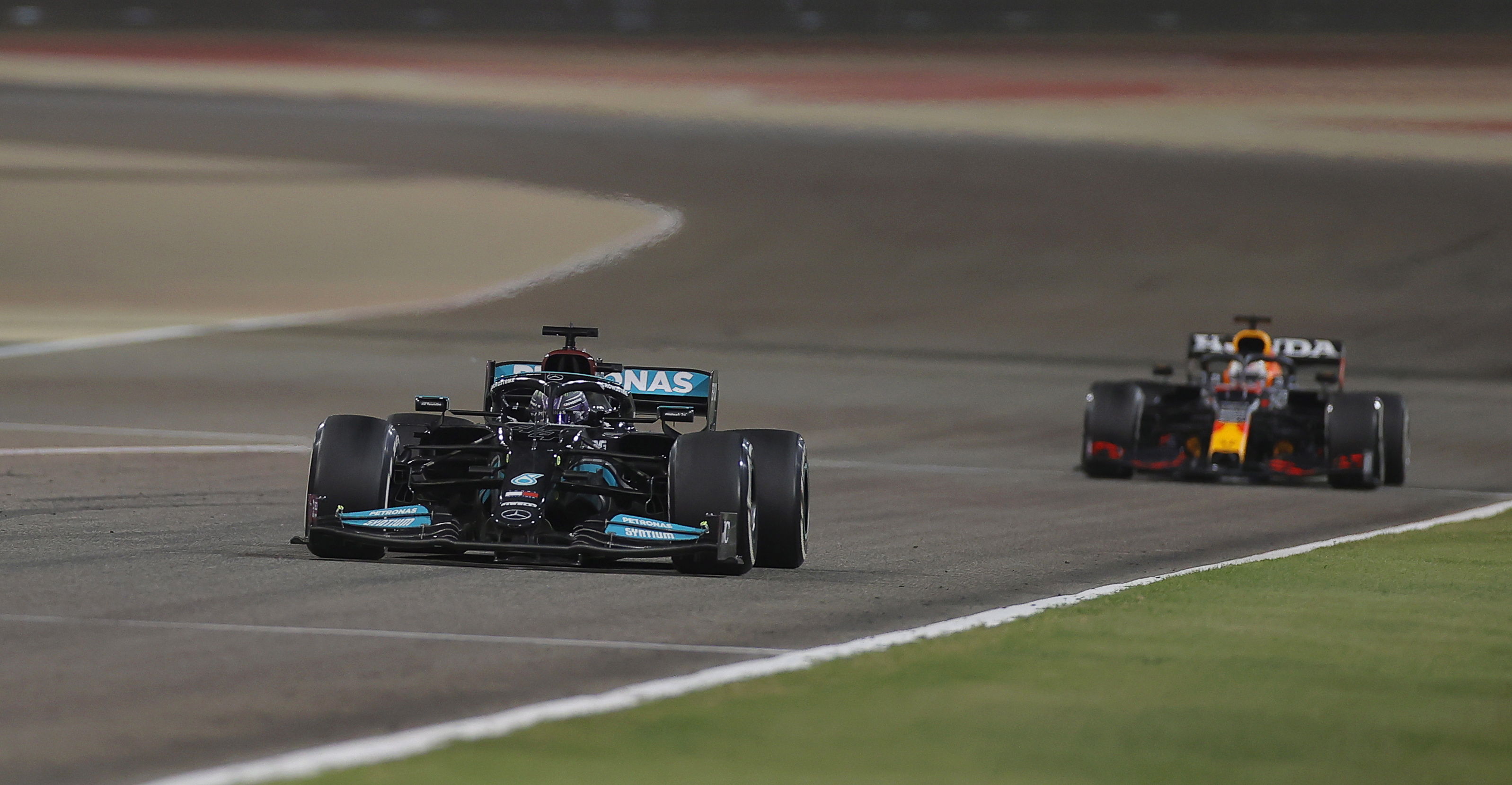 Lewis Hamilton, de Mercedes-AMG Petronas, ganó el Gran Premio de Bairén por delante de  Max Verstappen, de Red Bull Racing. (Foto Prensa Libre: EFE).