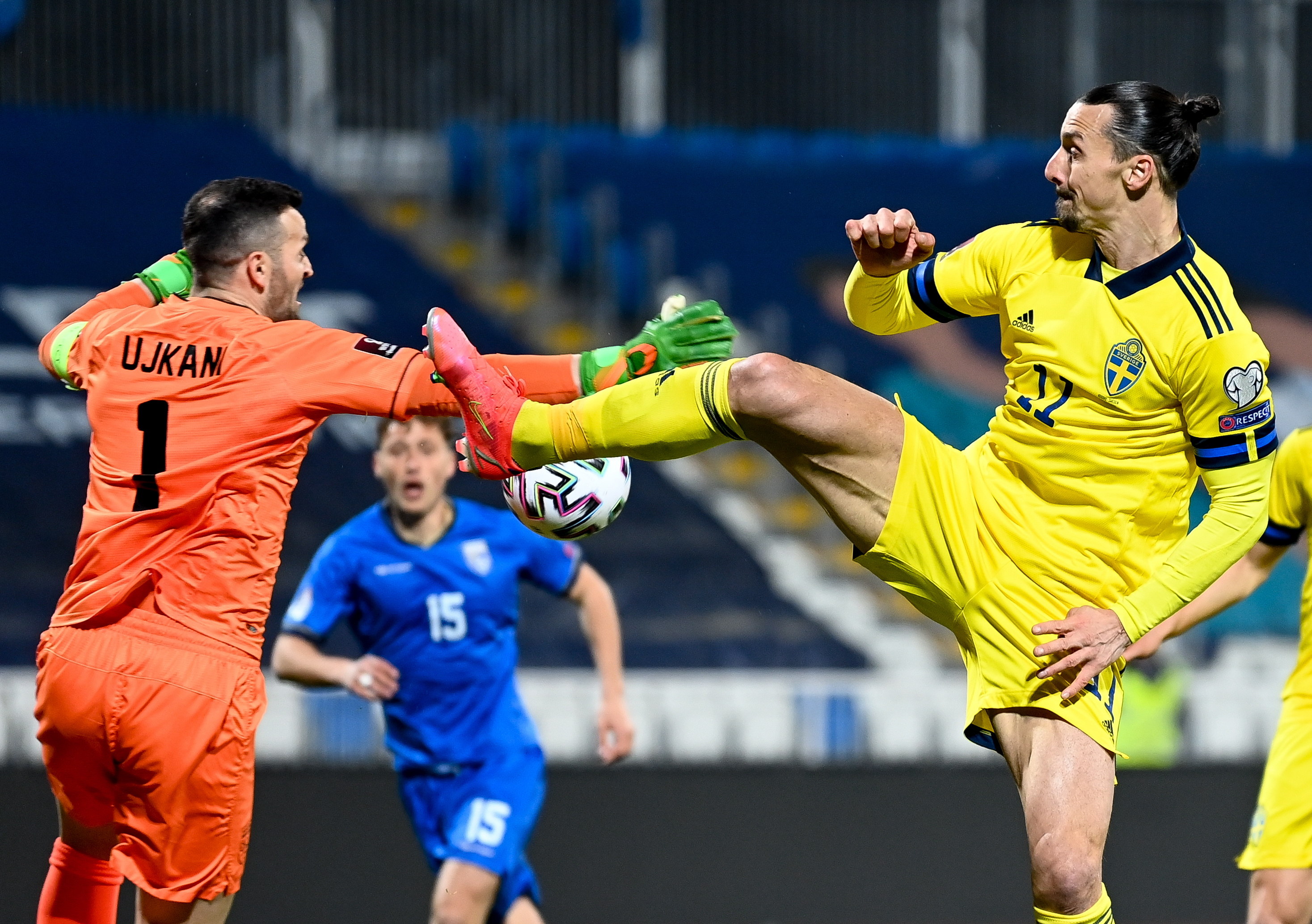 Zlatan Ibrahimovic, de Suiza, le gana el duelo al portero Samir Ujkani, de Kosovo, para después asistir en uno de los goles de su selección. (Foto Prensa Libre: EFE).