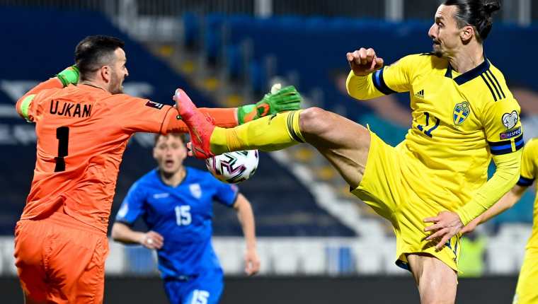 Zlatan Ibrahimovic, de Suiza, le gana el duelo al portero Samir Ujkani, de Kosovo, para después asistir en uno de los goles de su selección. (Foto Prensa Libre: EFE).
