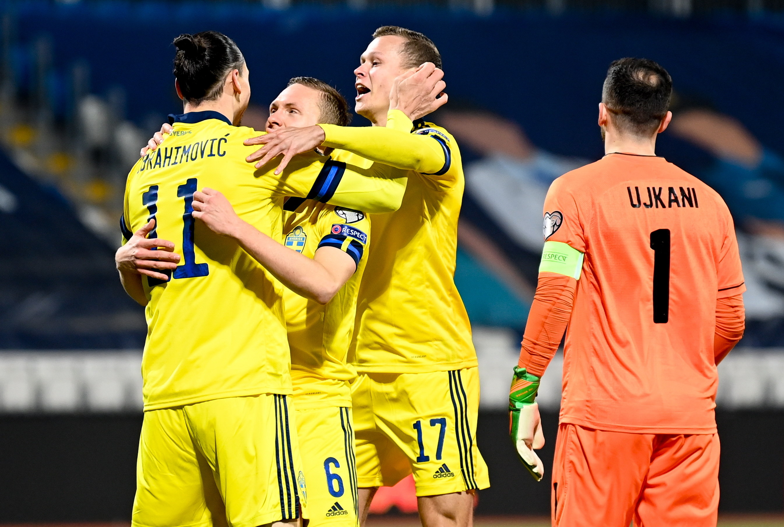 Los jugadores de la selección sueca Ludwig Augustinsson (C), Zlatan Ibrahimovic (I) y Viktor Claesson (D) celebran el 1-0 durante la eliminatoria rumbo a Qatar 2022 ante Kosovo. (Foto Prensa Libre: EFE)