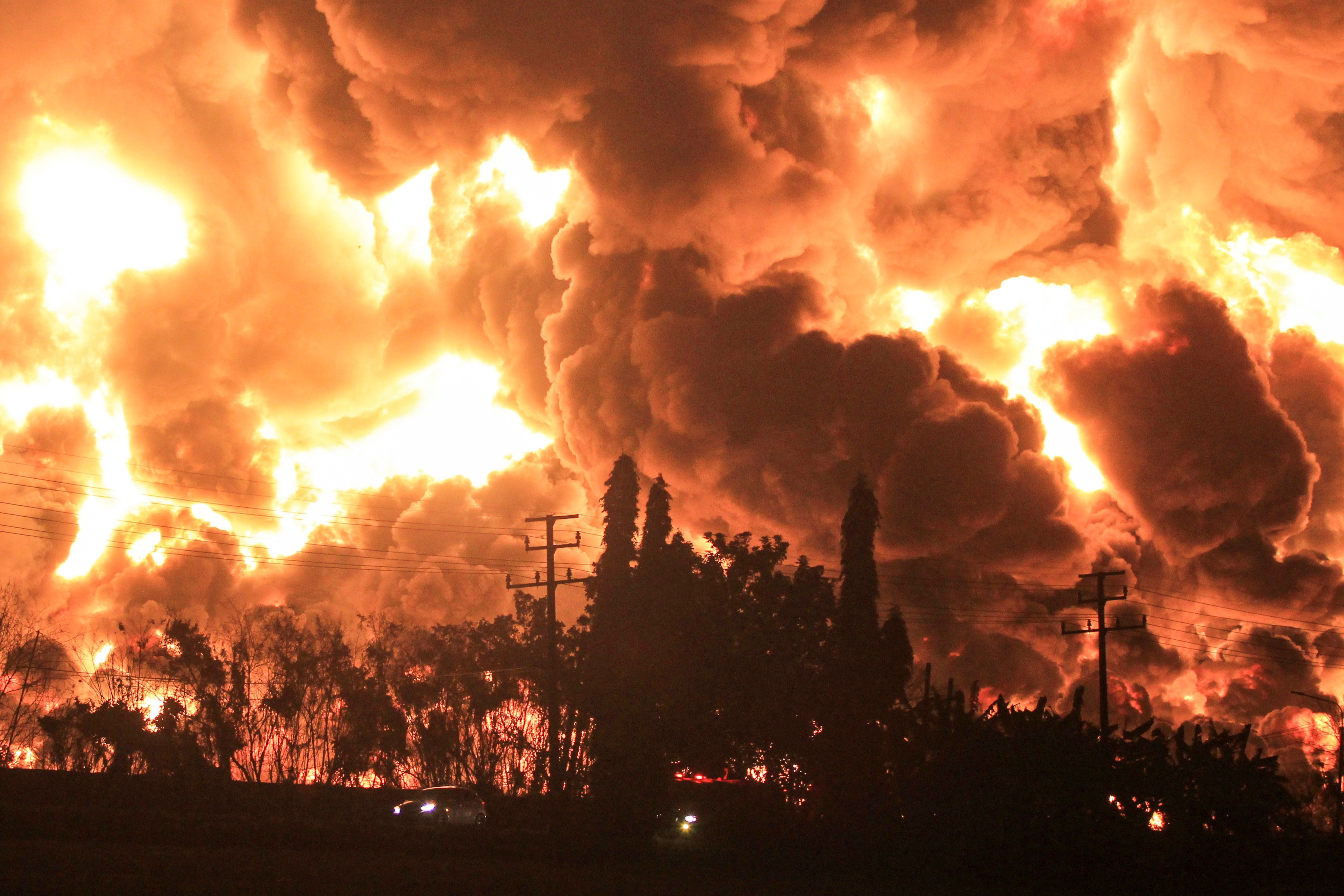  Vista de fuego declarado en una refinería de Balongan en la localidad de Indramayu, Indonesia este lunes donde al menos han muerto cinco personas.