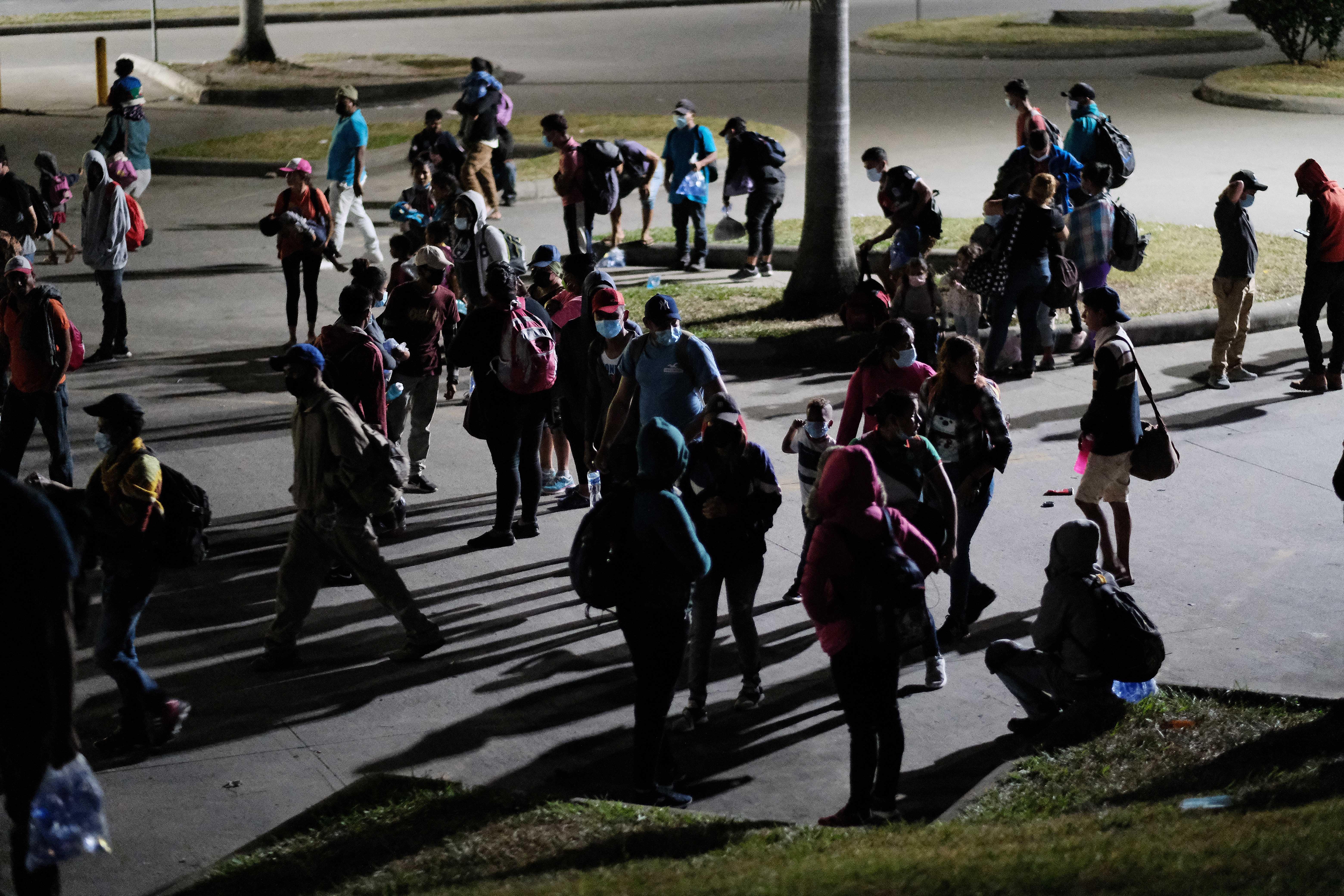 Un grupo de migrantes hondureños salió este martes hacia el punto de Corinto, fronterizo con Guatemala, como parte de una caravana que se dirige hacia Estados Unidos, pese a los riesgos del viaje y las medidas anunciadas por las autoridades guatemaltecas para contener la movilización. Fotografía: EFE/ José Valle. 