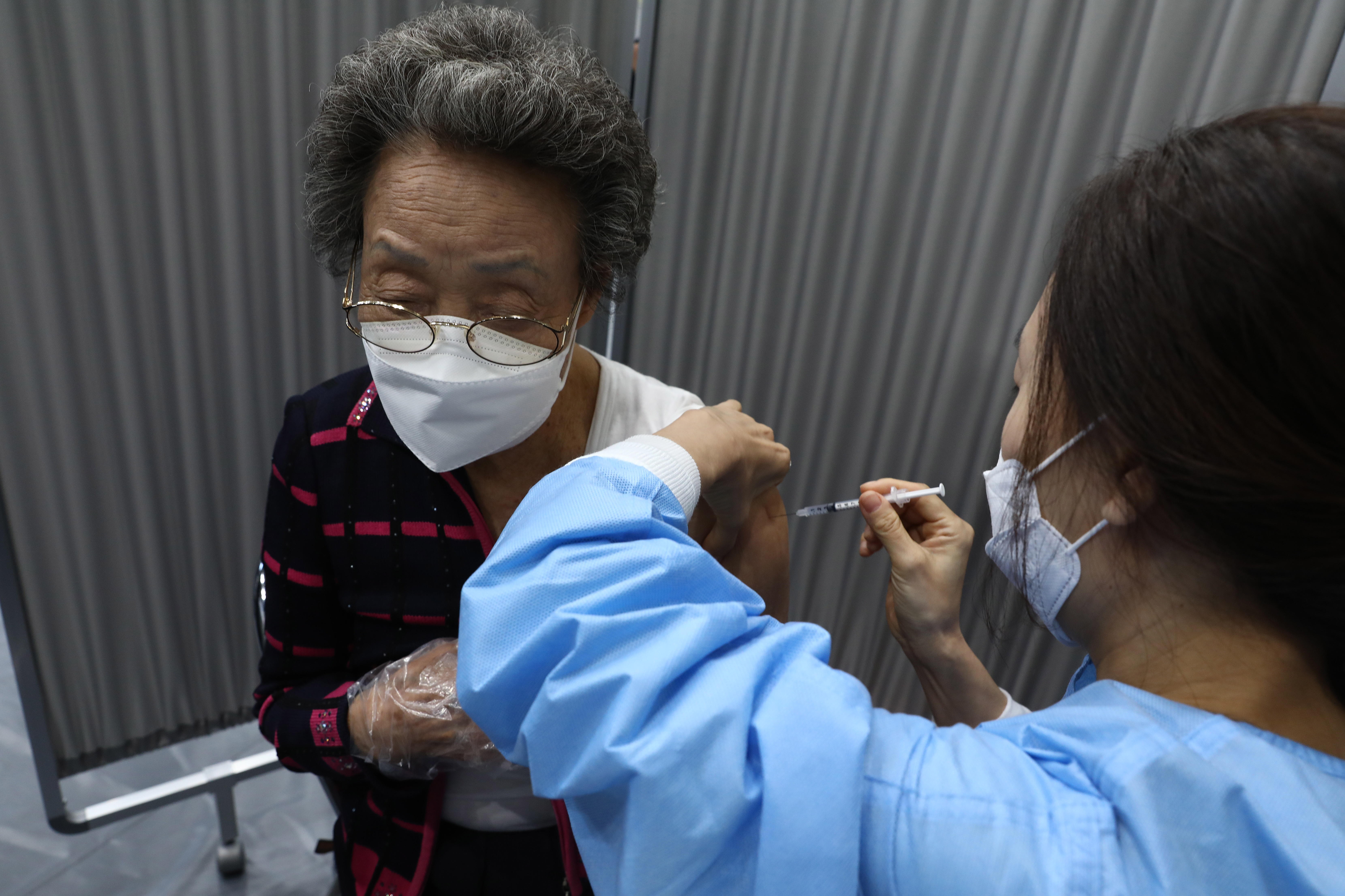 Seoul (Korea, Republic Of), 01/04/2021.- A South Korean elderly woman (L) receives the first dose of the Pfizer-BioNTech COVID-19 vaccine at a vaccination centre in Seoul, South Korea, 01 April 2021. South Korea started the inoculation drive for senior citizens aged 75 or older. (Corea del Sur, Seúl) EFE/EPA/Chung Sung-Jun / POOL