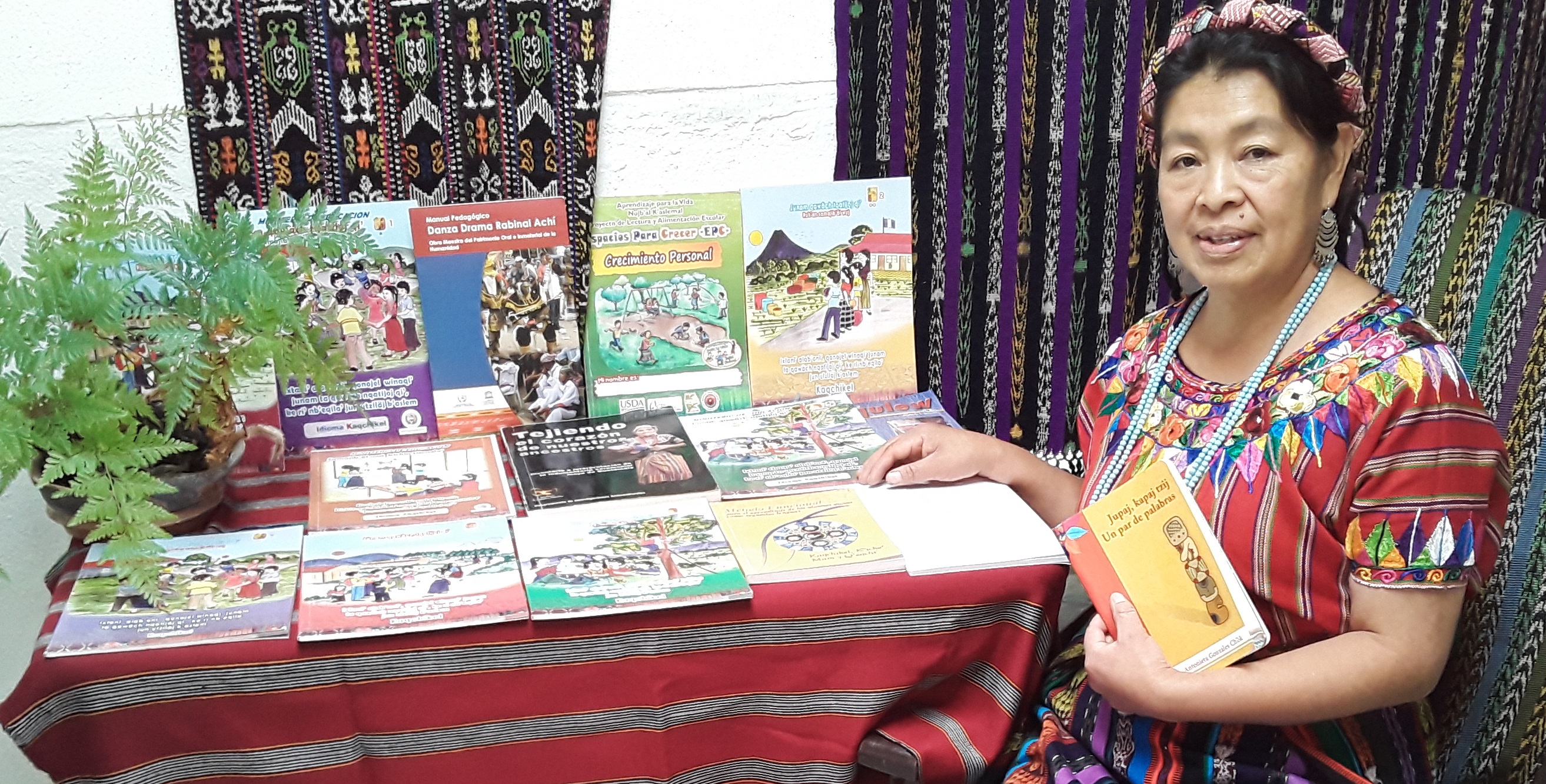 Los textos educativos de Ixsu´m Gonzales se distribuyen en centros de enseñanza.  Publicó un libro de poesía, ”Un par de palabras”, de la editorial Maya Wuj.  (Foto Prensa Libre: cortesía Antonieta Gonzáles). 