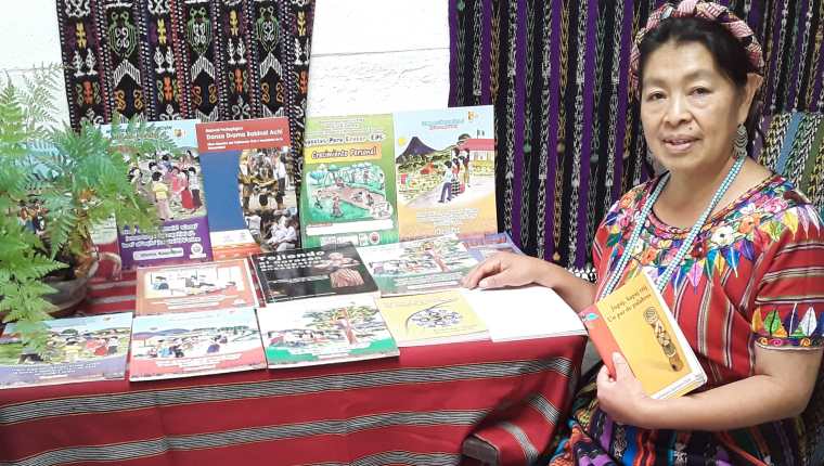Los textos educativos de Ixsu´m Gonzales se distribuyen en centros de enseñanza.  Publicó un libro de poesía, ”Un par de palabras”, de la editorial Maya Wuj.  (Foto Prensa Libre: cortesía Antonieta Gonzáles). 