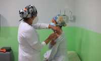 Previo al proceso de vacunación, el personal del Hospital Roosevelt participó en un ensayo para afinar detalles. (Foto Prensa Libre: Carlos Hernández Ovalle)