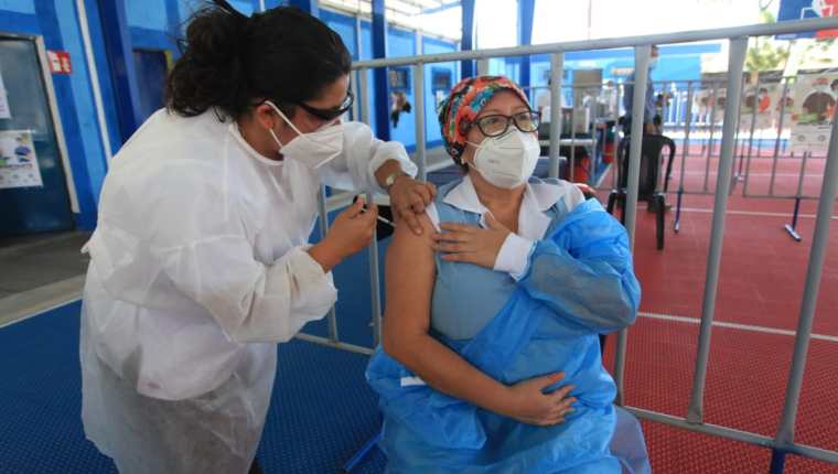 Con la llegada de las vacunas del mecanismo Covax, Guatemala puede empezar con la segunda fase de la vacunación. (Foto Prensa Libre: Hemeroteca PL)
