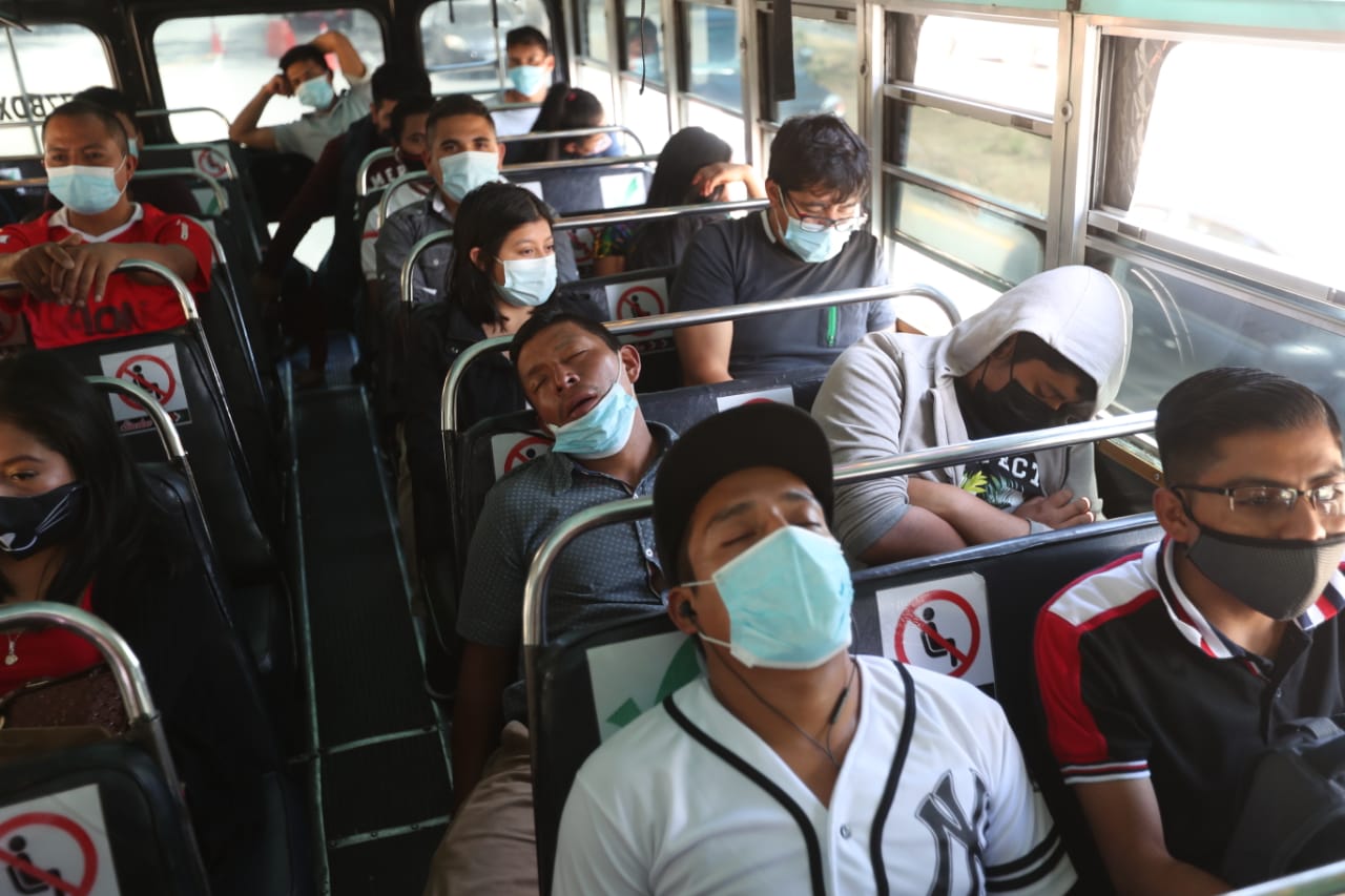 Miles de guatemaltecos salen de la capital y se desplazan en autobuses a playas y balnearios de la provincia, pese a que los casos de coronavirus van en aumento. (Foto Prensa Libre: Érick Ávila)