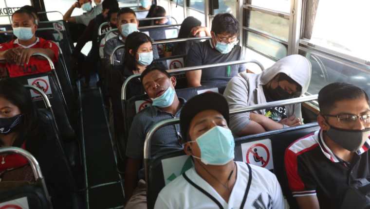 Miles de guatemaltecos salen de la capital y se desplazan en autobuses a playas y balnearios de la provincia, pese a que los casos de coronavirus van en aumento. (Foto Prensa Libre: Érick Ávila)