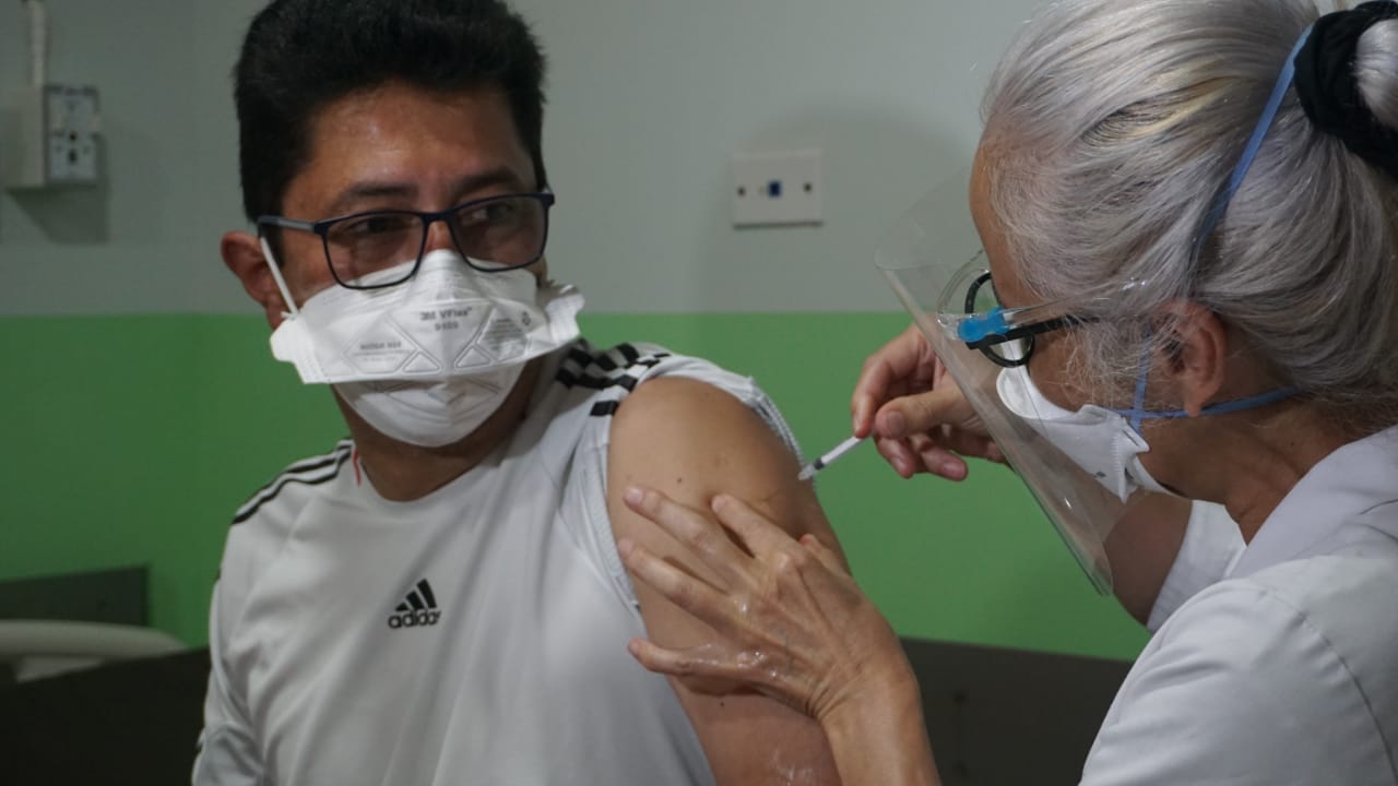 La vacunación del Hospital Roosevelt concluyó con la inmunización del director Marco Antonio Barrientos. (Foto Prensa Libre: )