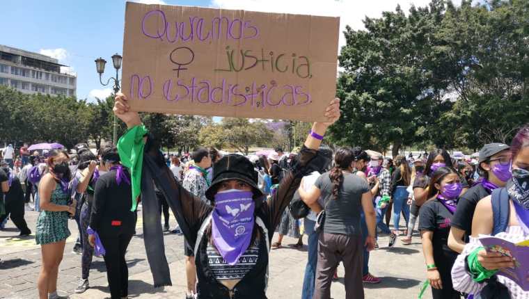 Cada día se activan en promedio cuatro alertas Isabel Claudina por desaparición de mujeres. Las mujeres exigen el cese de estos números. (Foto: Prensa Libre)
