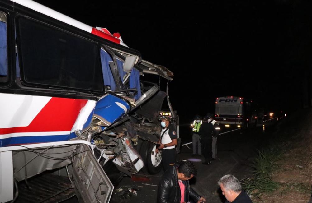Bus accidentado en el km 54 de la autopista Palín-Escuintla. (Foto Prensa Libre: Bomberos Voluntarios)