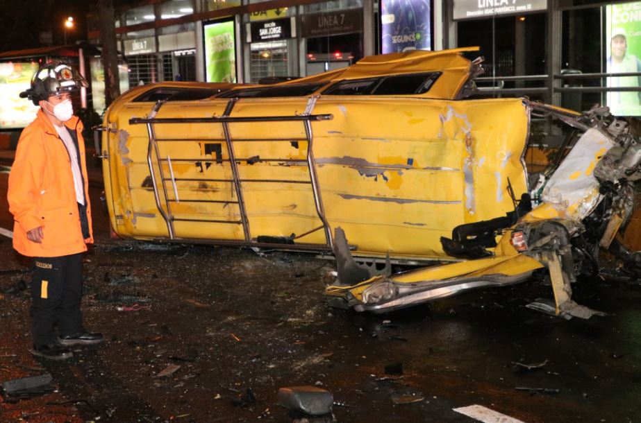 Accidente de microbús en el Anillo Periférico. (Foto Prensa Libre: Bomberos Voluntarios)