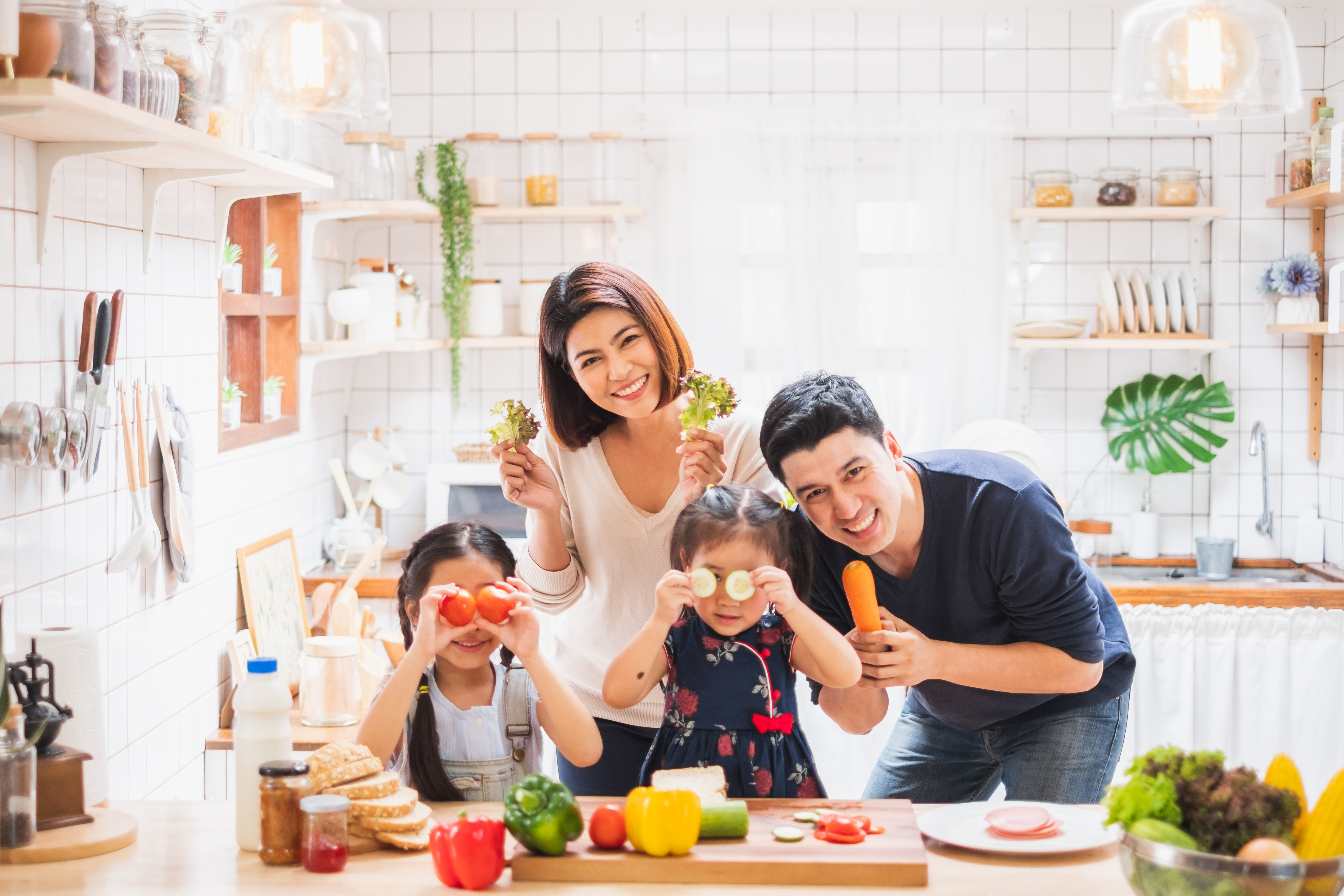 En familia es importante aprender una elección saludable de alimentos y fomentar hábitos que les mantengan sanos.  (Foto Prensa Libre: Shutterstock)