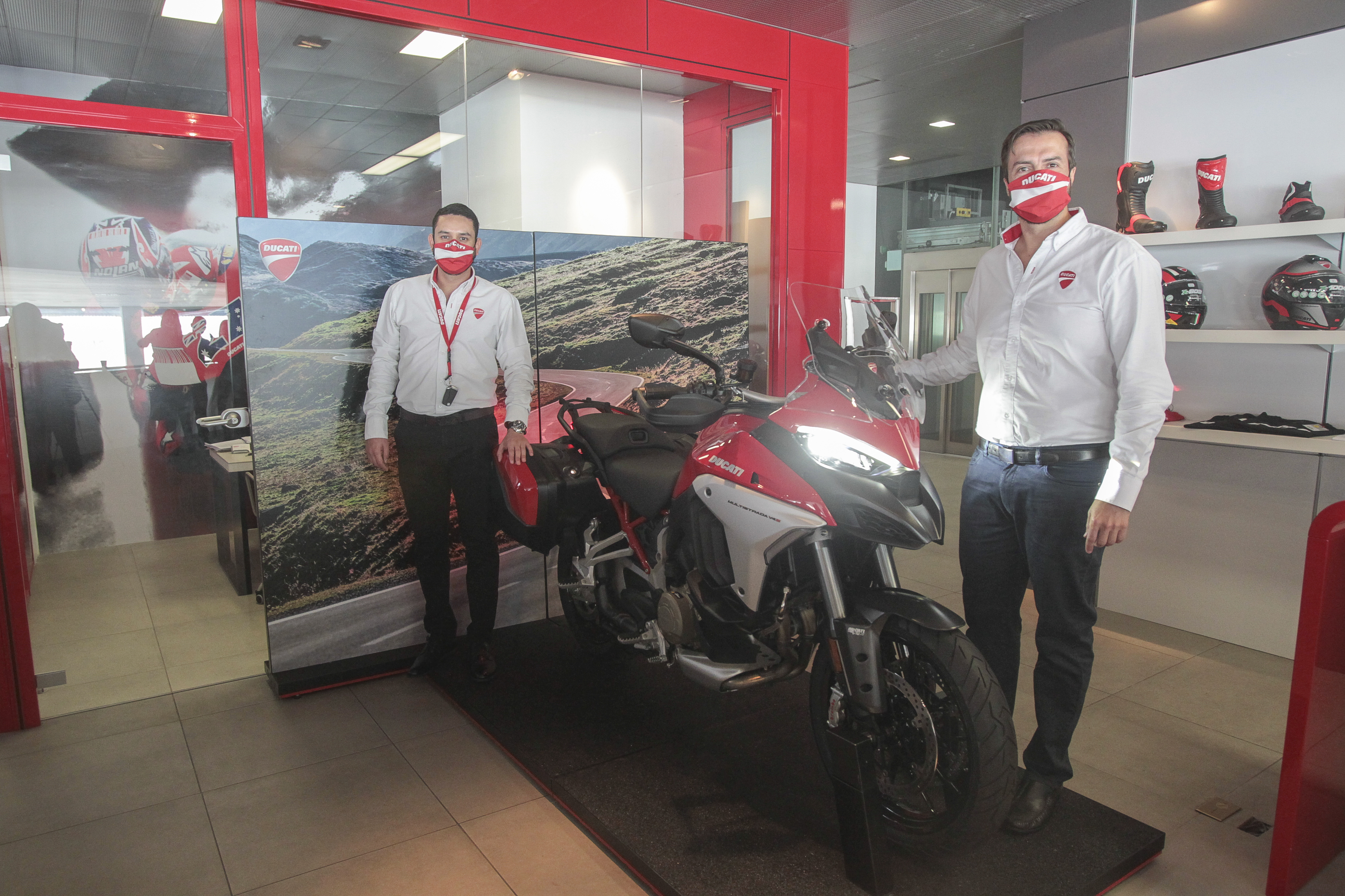 •	George Baisi y Andre Dueñas de Ducati y Grupo Cofiño dieron detalles de su visita en el país. Foto Prensa Libre: Norvin Mendoza 