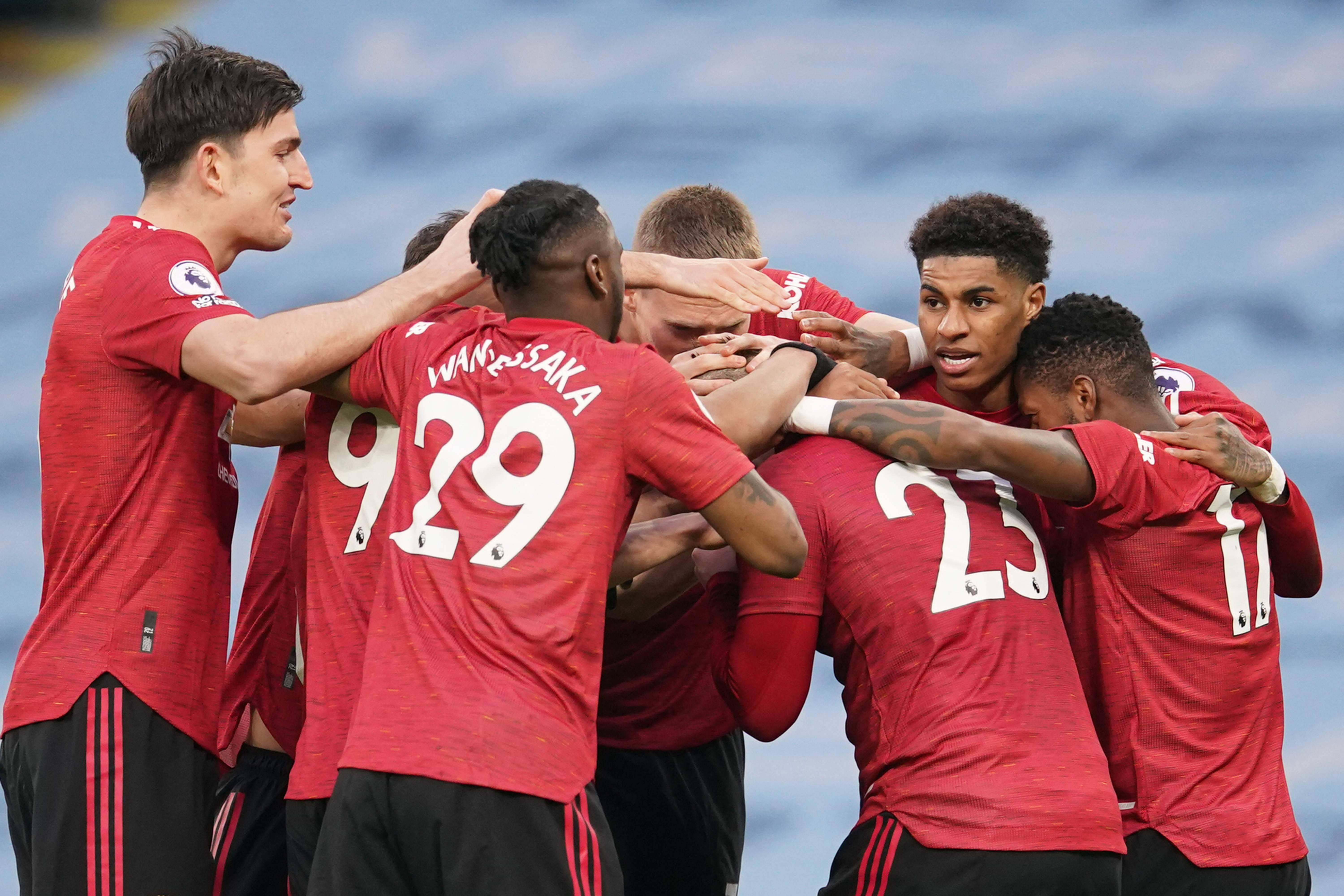 Los jugadores del United festejan la anotación de Luke Shaw en el triunfo frente al City. (Foto Prensa Libre: AFP).
