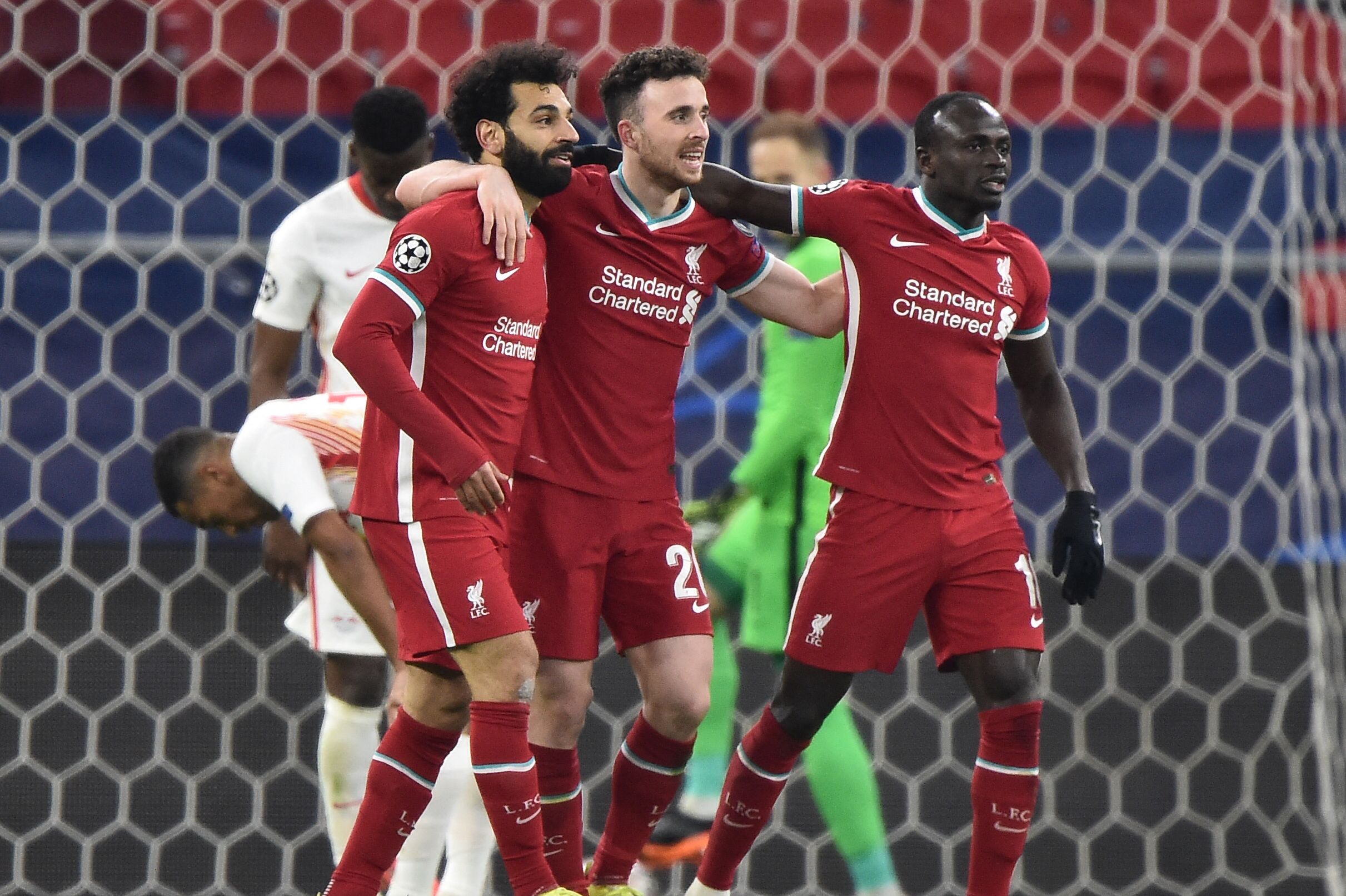 Mohamed Salah, Diogo Jota y Sadio Mane celebran la victoria que les da el pase a cuartos de final. Foto Prensa Libre: AFP.