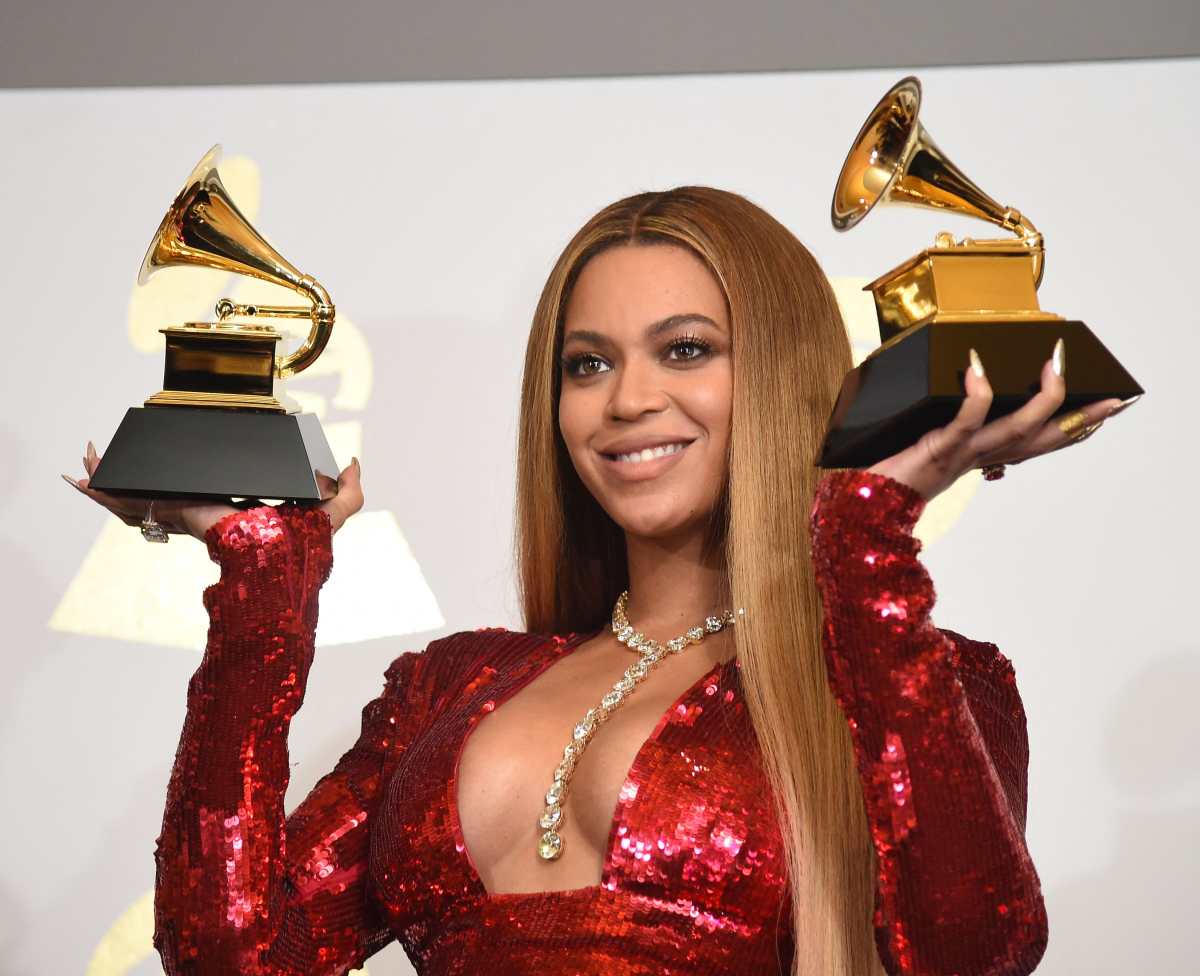 Taylor Swift y Beyoncé pueden hacer historia en los Grammy de la pandemia