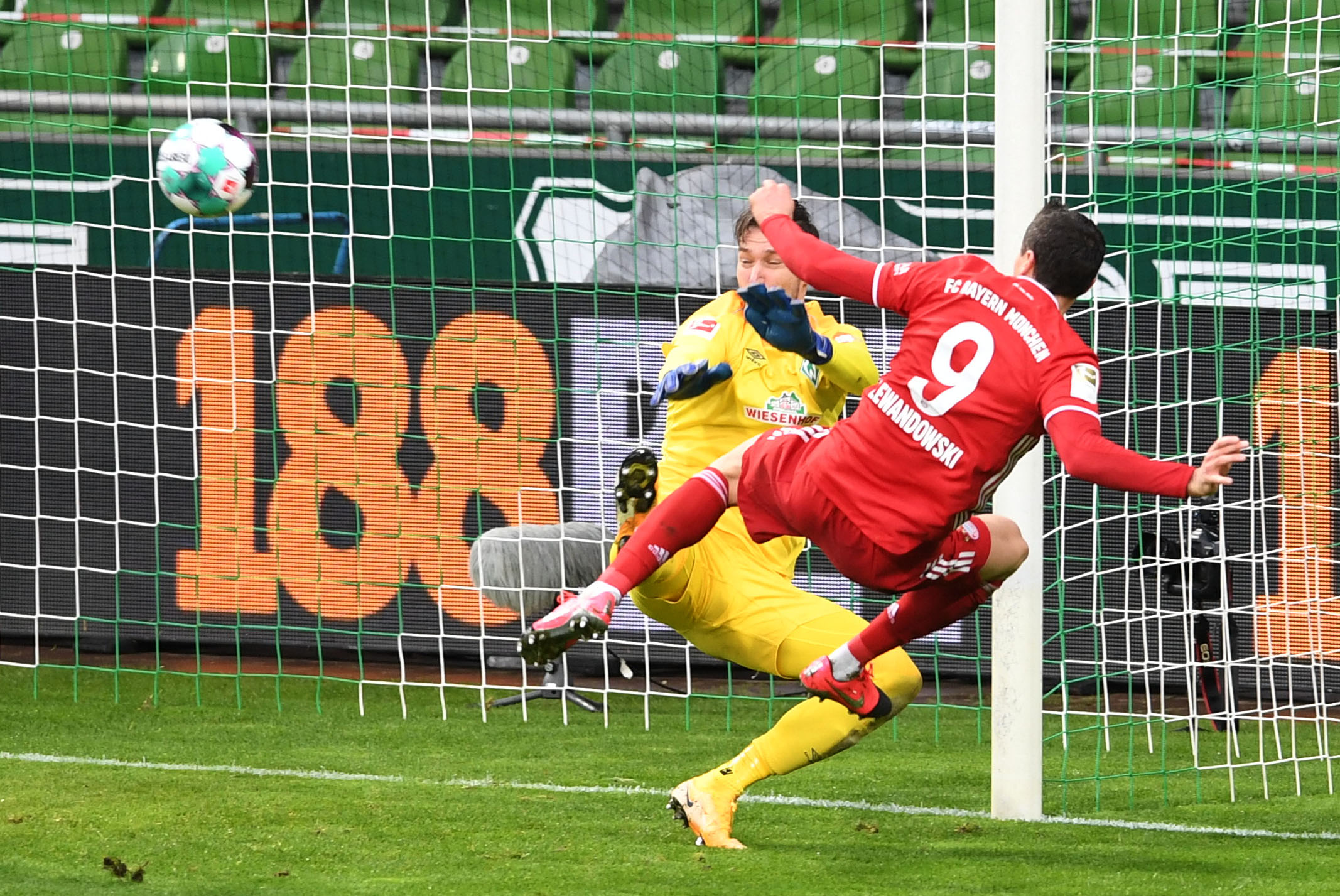 Robert Lewandowski en el momento que anota el 0-3 contra el  Bremen. (Foto Prensa Libre: AFP).

