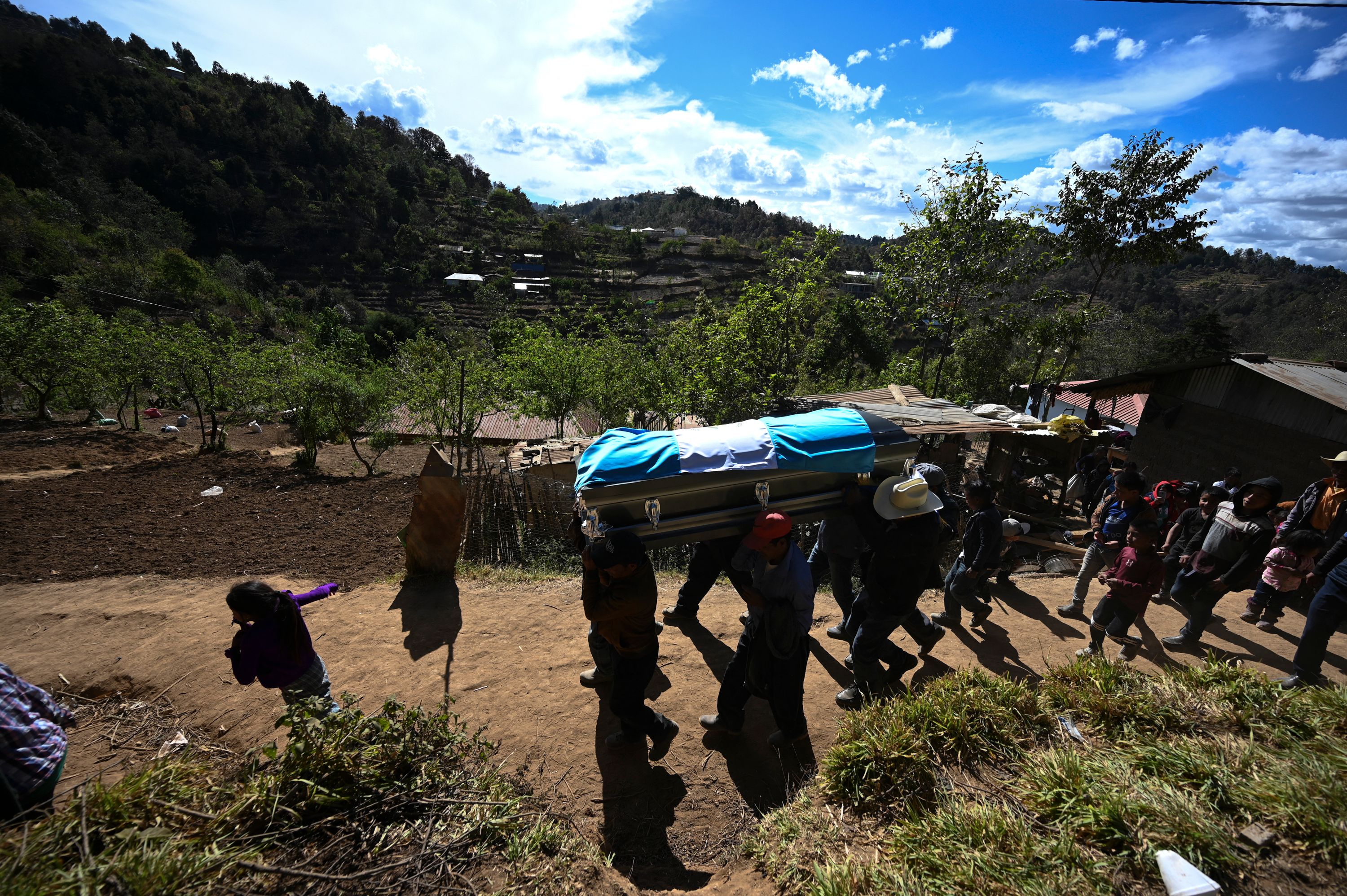 Decenas de personas participan del entierro de los migrantes guatemaltecos asesinados. (Foto:  Johan Ordoñez/AFP)