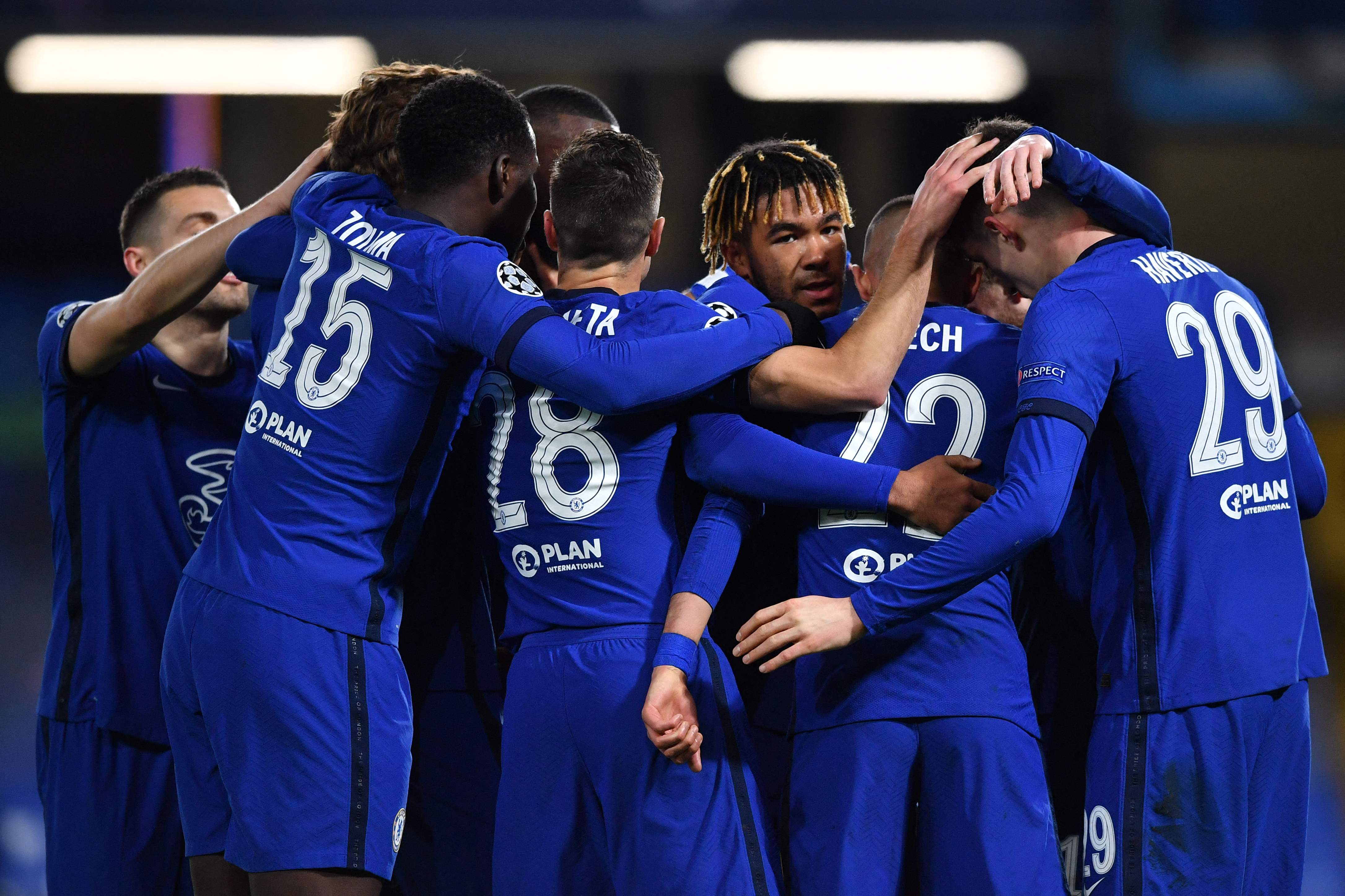 Los jugadores del Chelsea celebraron en dos ocasiones en Stamford Bridge. (Foto Prensa Libre: AFP)