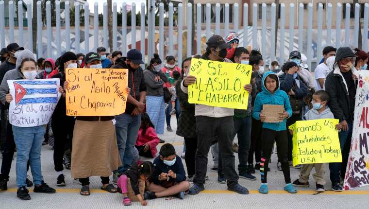 Migrantes participan en una protesta en la frontera mexicana de Tijuana en odnde piden al gobierno de EE. UU. que admita sus solicitudes de asilo. (Foto Prensa Libre: AFP)