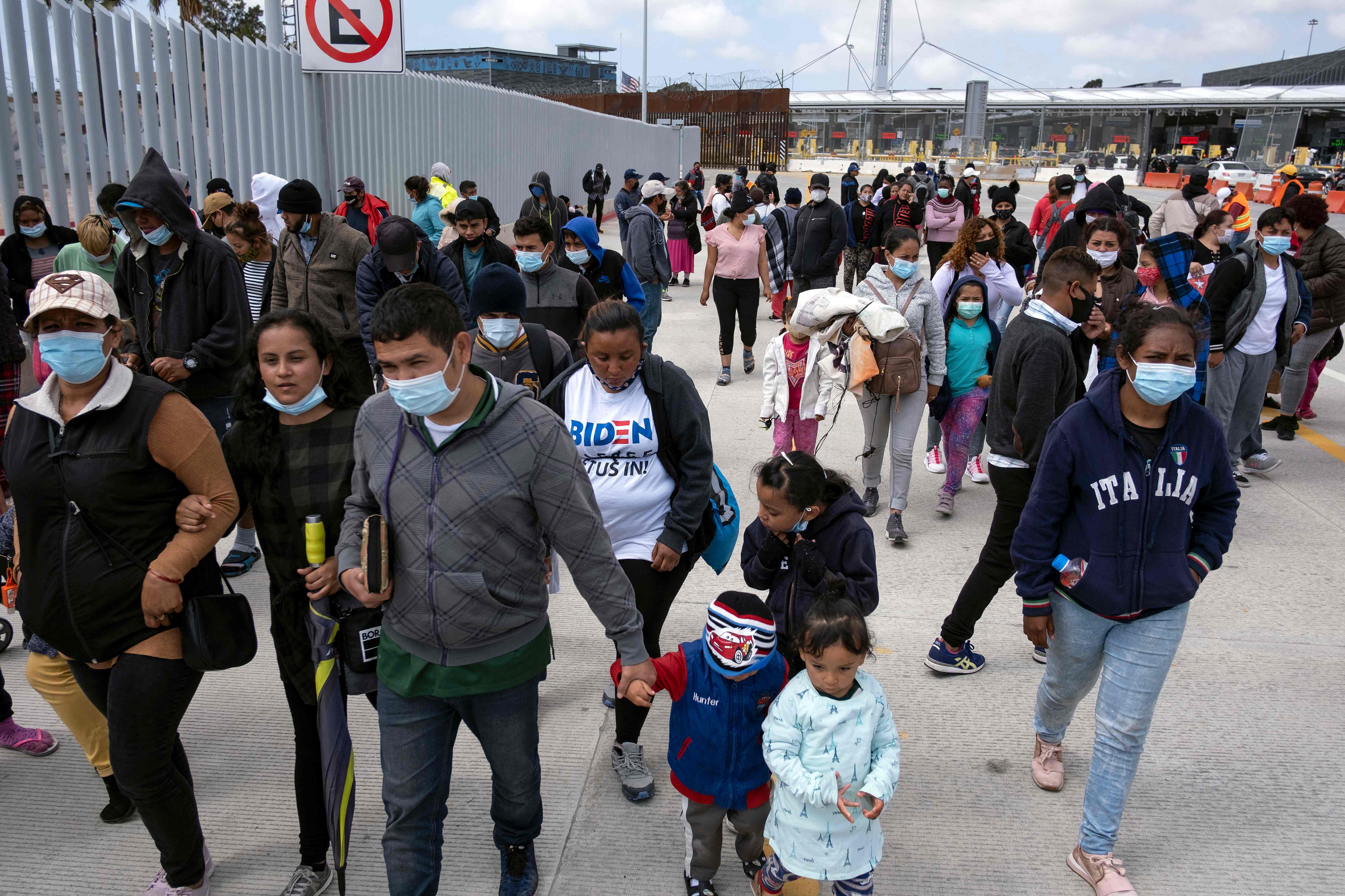 Migrantes en la frontera de Tijuana-San Ysidro. Miles de solicitantes de asilo podrán ser devueltos de nuevo a las peligrosas ciudades fronterizas mexicanas. (Foto Prensa Libre: Hemeroteca PL)