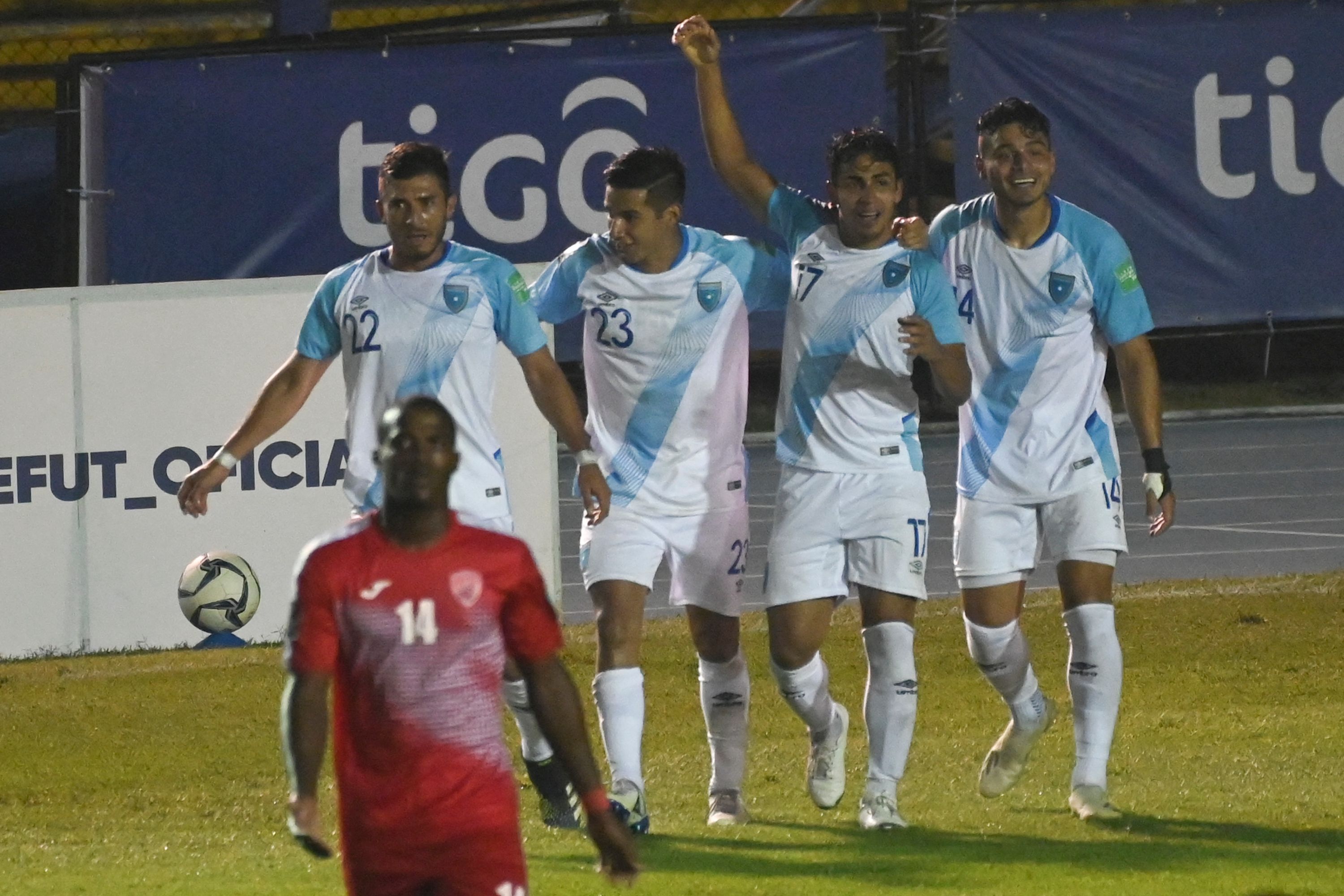 Luis Martínez (7) celebra su gol ante Cuba con sus compañeros de la Selección de Guatemala. Vencieron a Cuba 1-0. Foto Prensa Libre: AFP.