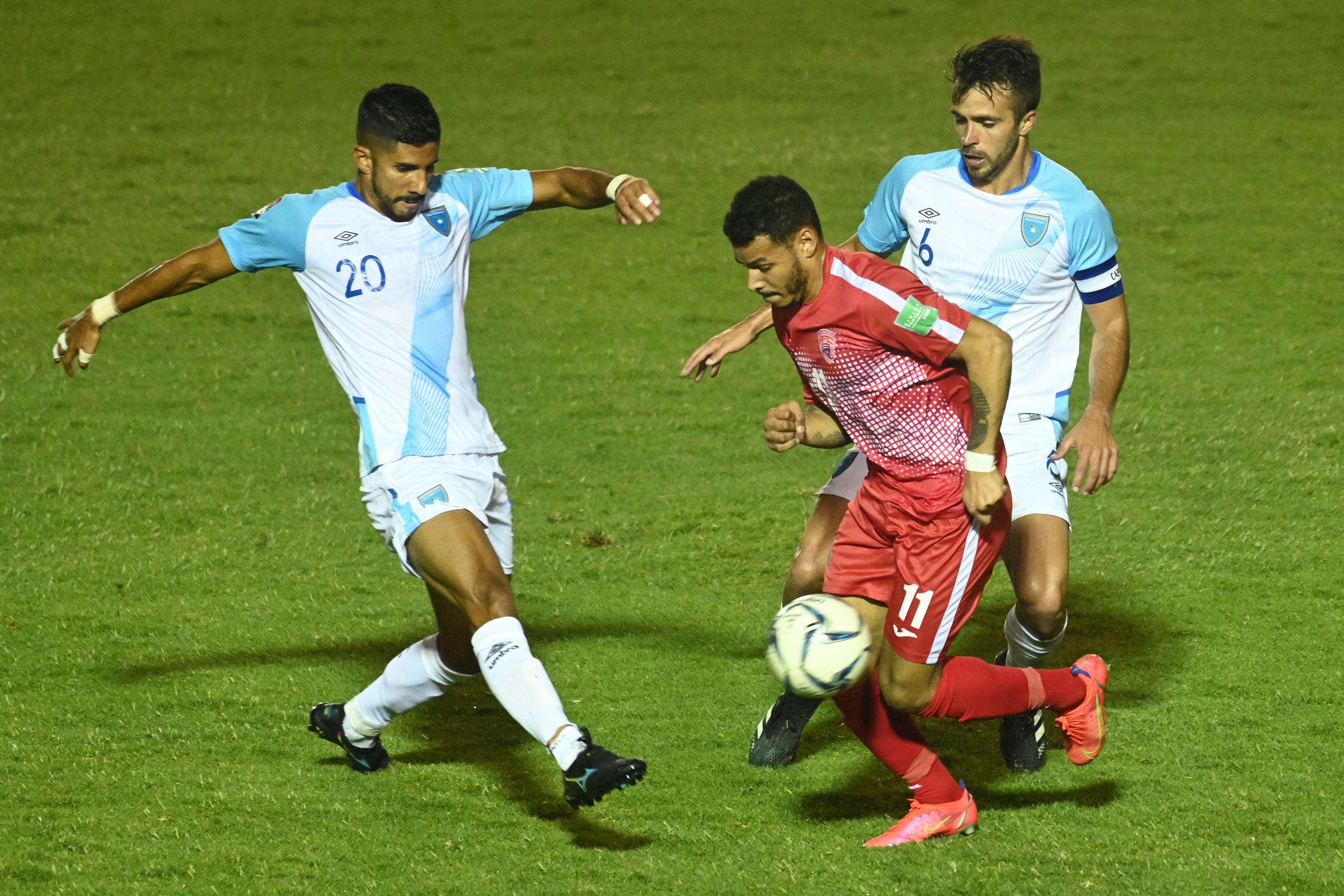 Cuba's Onel Hernandez (C) vies for the ball with Guatemala's Gerardo Gordillo (L) and Rodrigo Saravia, during their 2022 FIFA World Cup CONCACAF qualifier football match at the Doroteo Guamuch stadium in Guatemala City, on March 24, 2021. (Photo by Johan ORDONEZ / AFP)