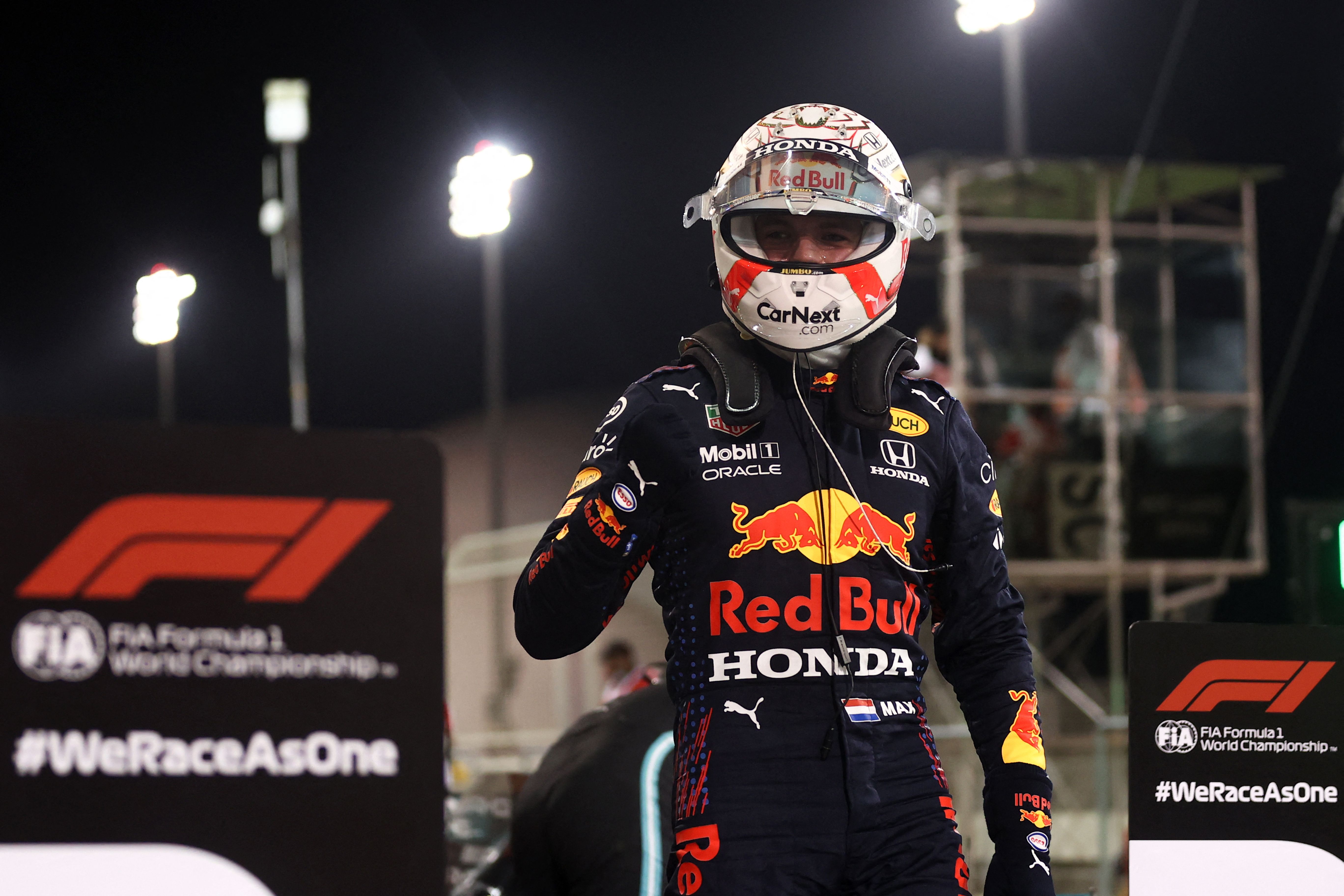 El piloto Max Verstappen celebra después de ganar la clasificación del Gran Premio de Bahrain.
(Foto Prensa Libre: AFP).