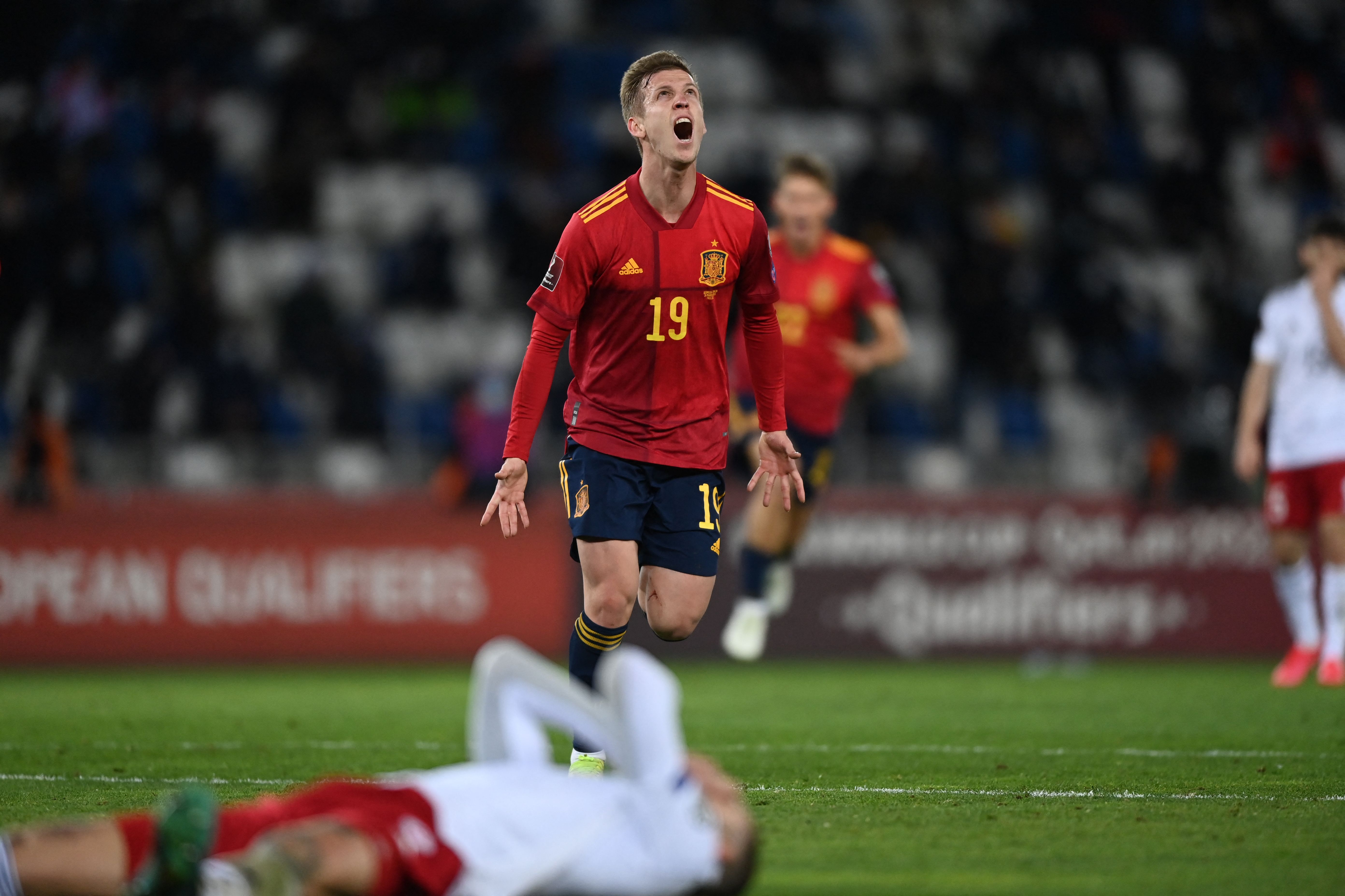 Daniel Olmo celebra el segundo gol de España en el partido contra Georgia en el clasificación al Mundial a Qatar 2022. (Foto Prensa Libre: AFP).  