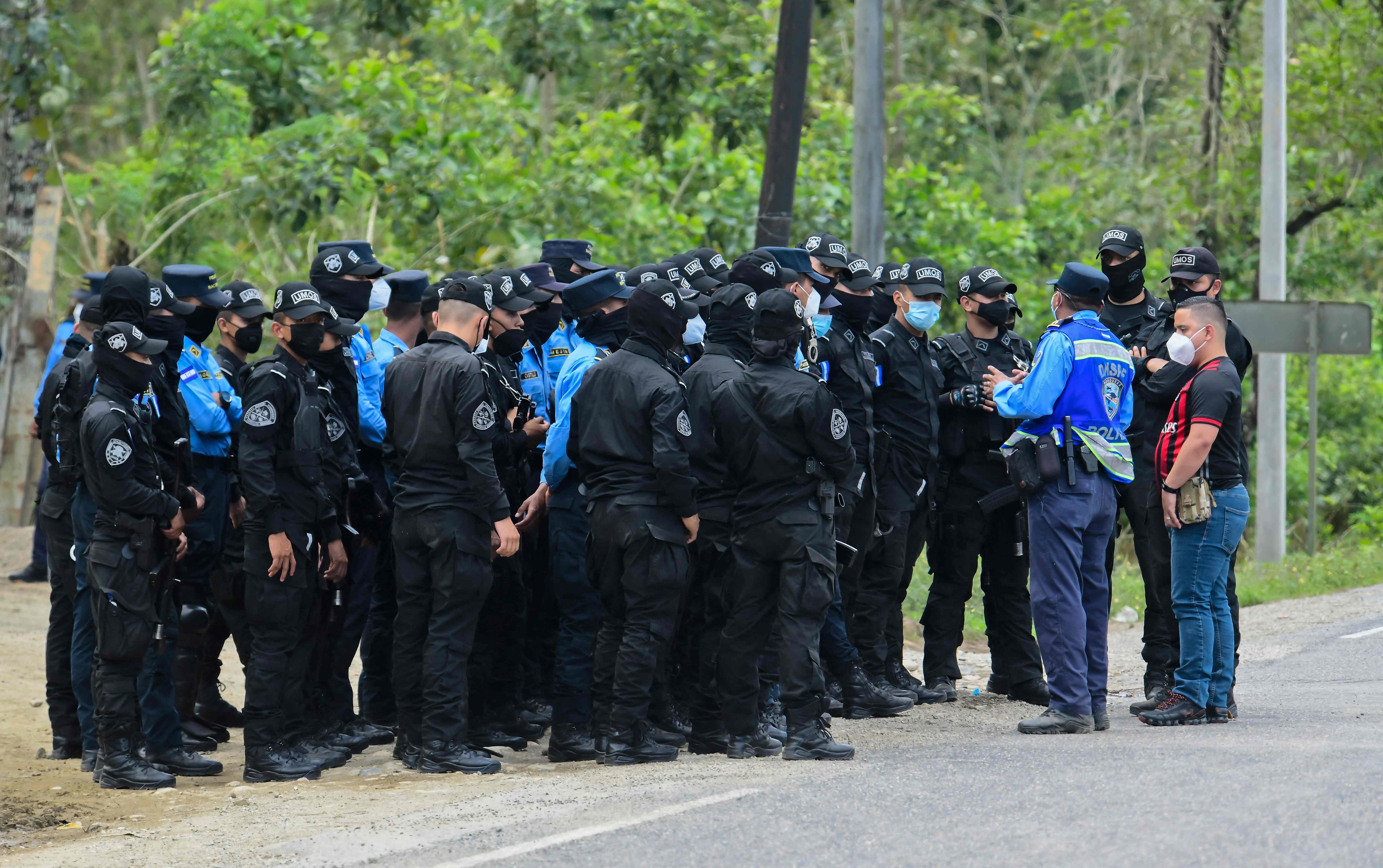 Policías toman posiciones en la frontera del Corinto para regular el egreso de hondureños. (Foto: AFP)