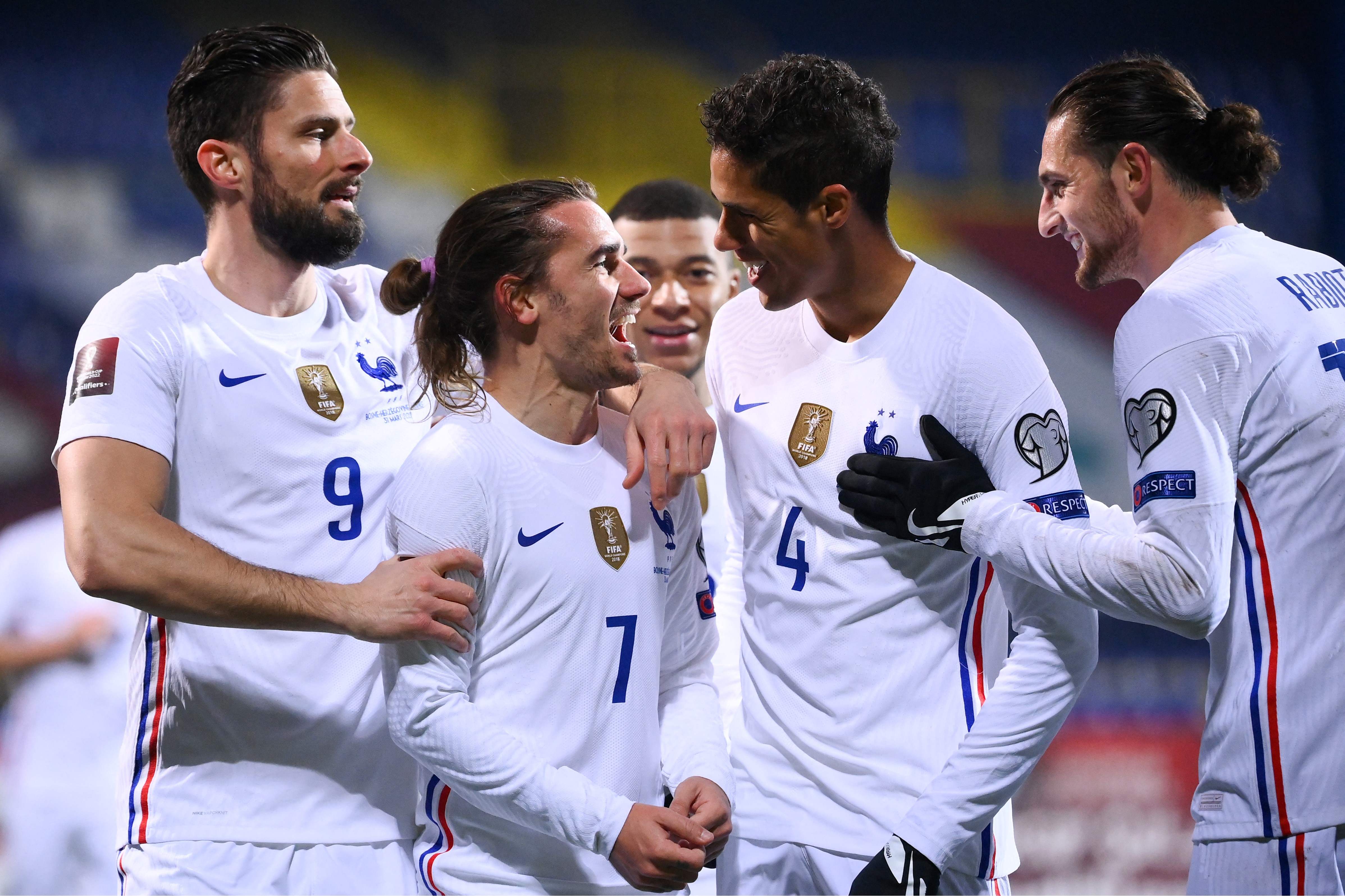 Antoine Griezmann celebra con sus compañeros de la Selección de Francia. (Foto Prensa Libre: AFP)