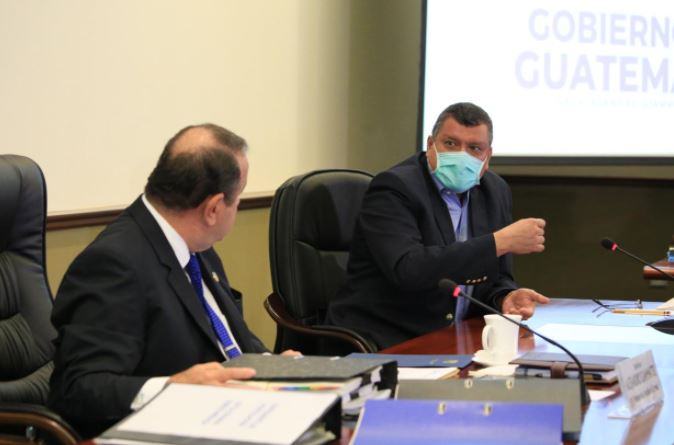 Giammattei y Castillo durante la designación por parte del Ejecutivo para magistrados de la CC. (Foto Prensa Libre: Vicepresidencia)