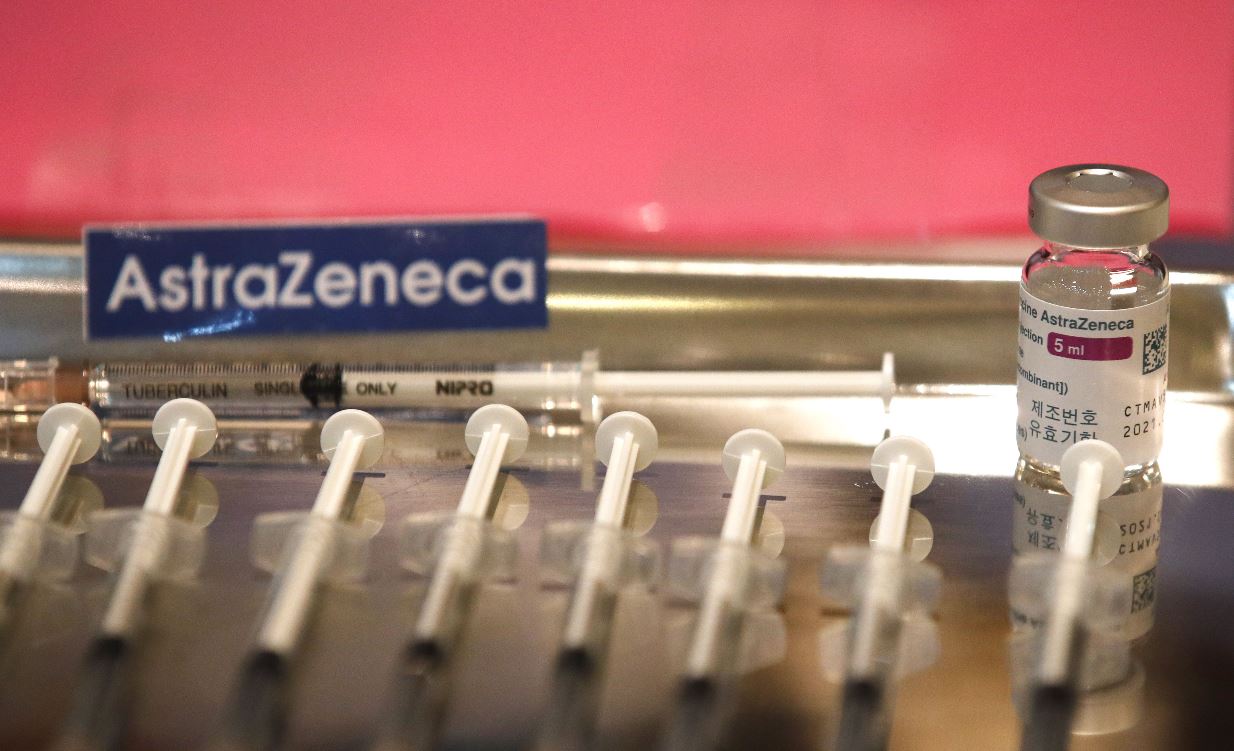 Varios países vacunan con las dosis de AstraZeneca. (Foto Prensa Libre: EFE)
